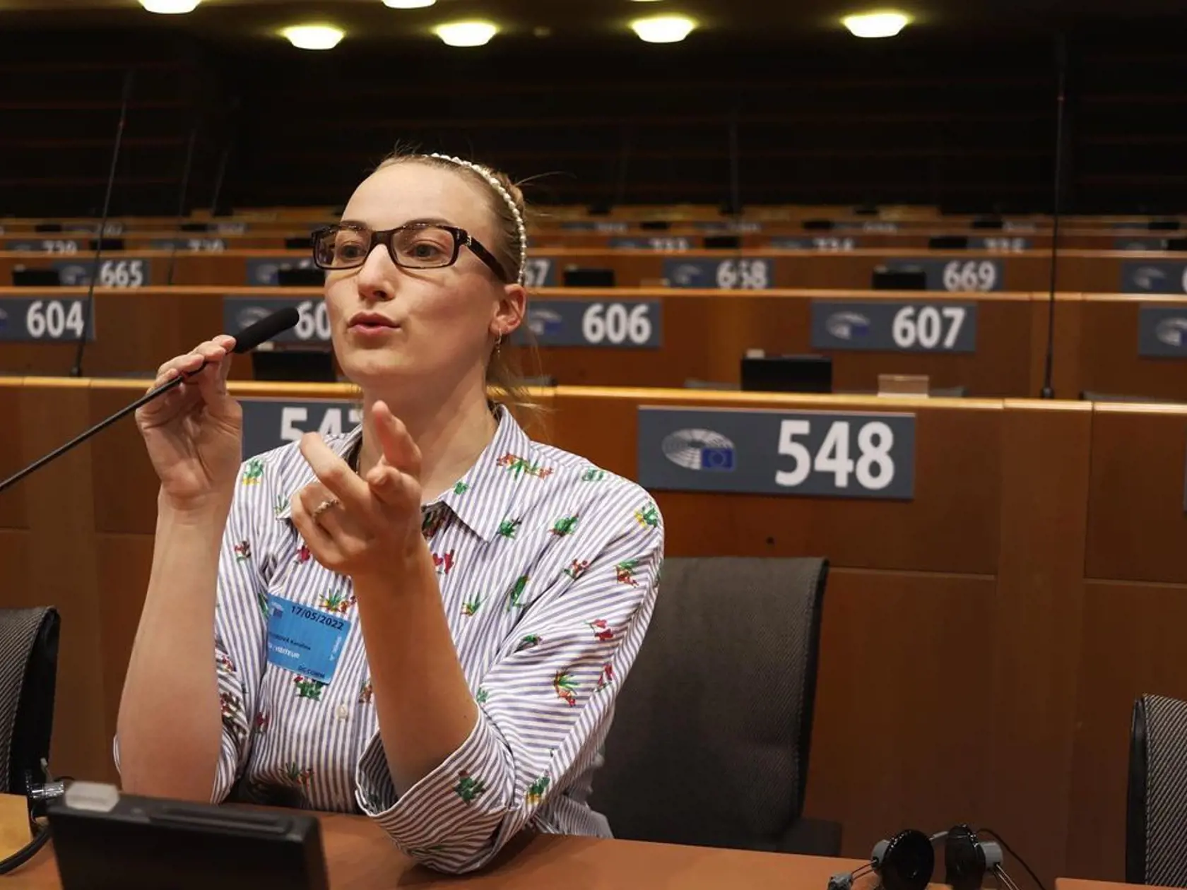 Aj v okuliaroch pripomína známu herečku.