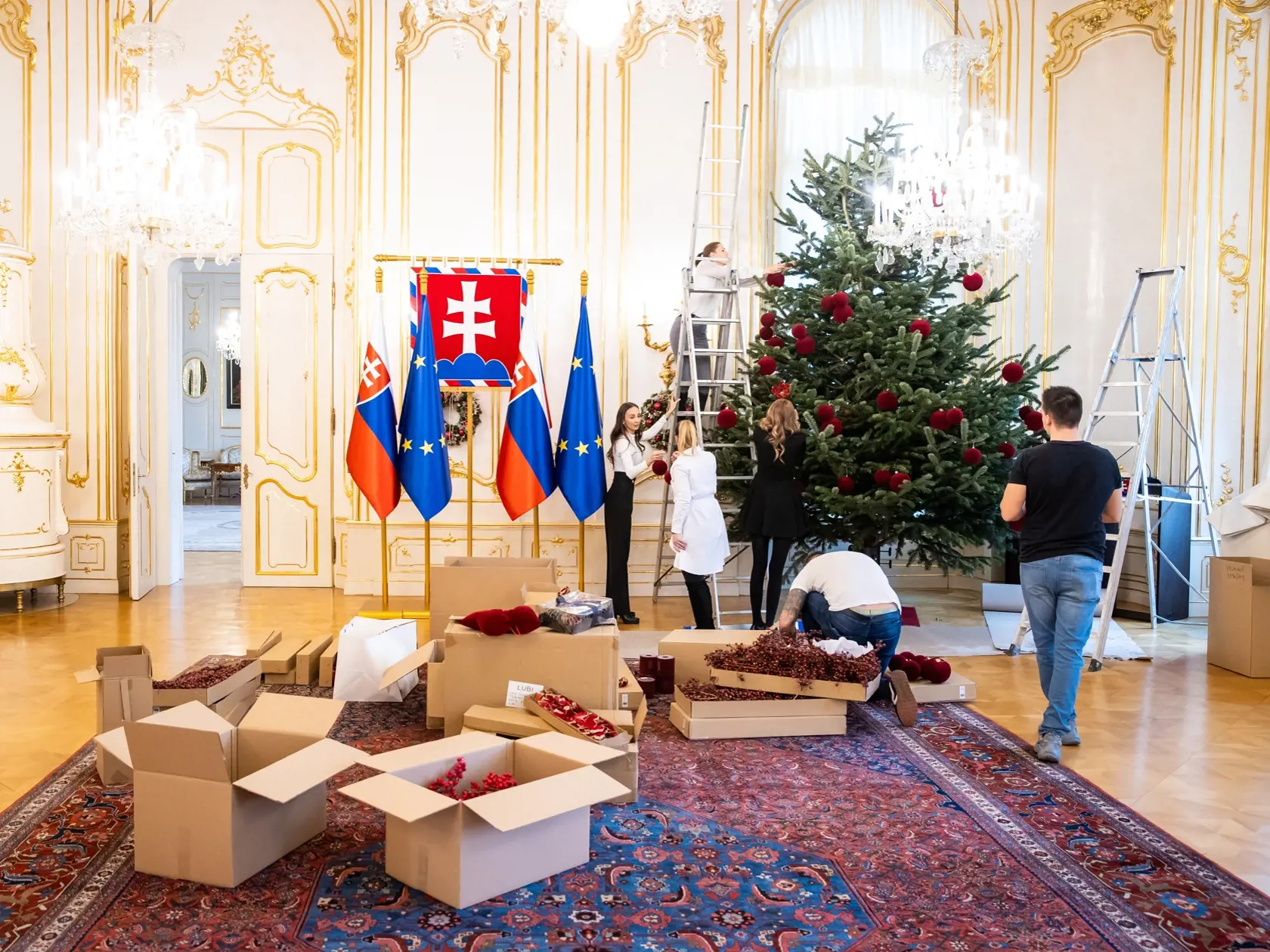 Na zdobenie sa pripravoval 13-členný tím po dobu 3 mesiacov.
