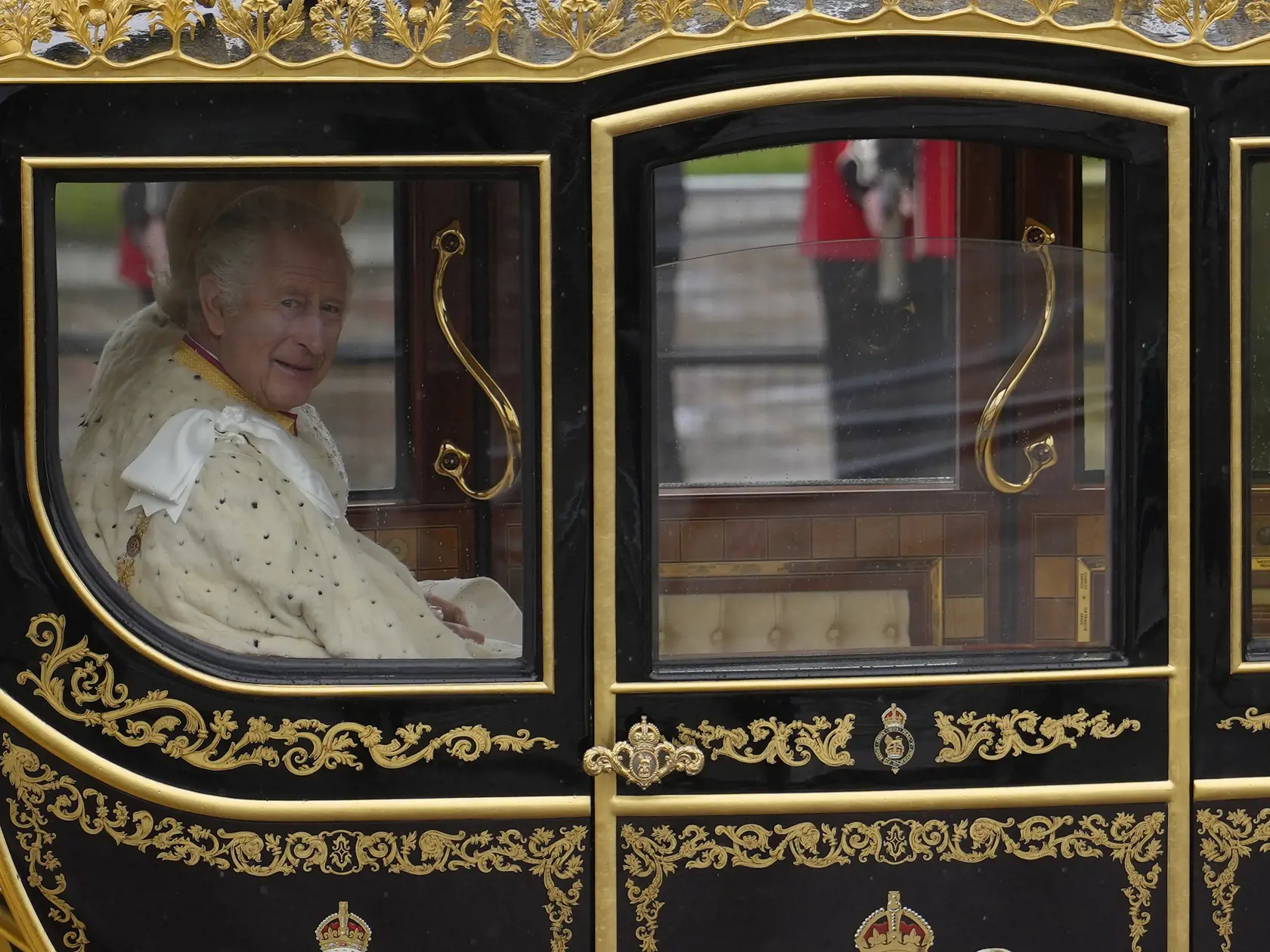 Britský kráľ Karol III. a jeho manželka Kamily sedia v diamantovom koči a smerujú na korunovačný ceremoniál do Westminsterského opátstva v Londýne v sobotu 6. mája 2023.