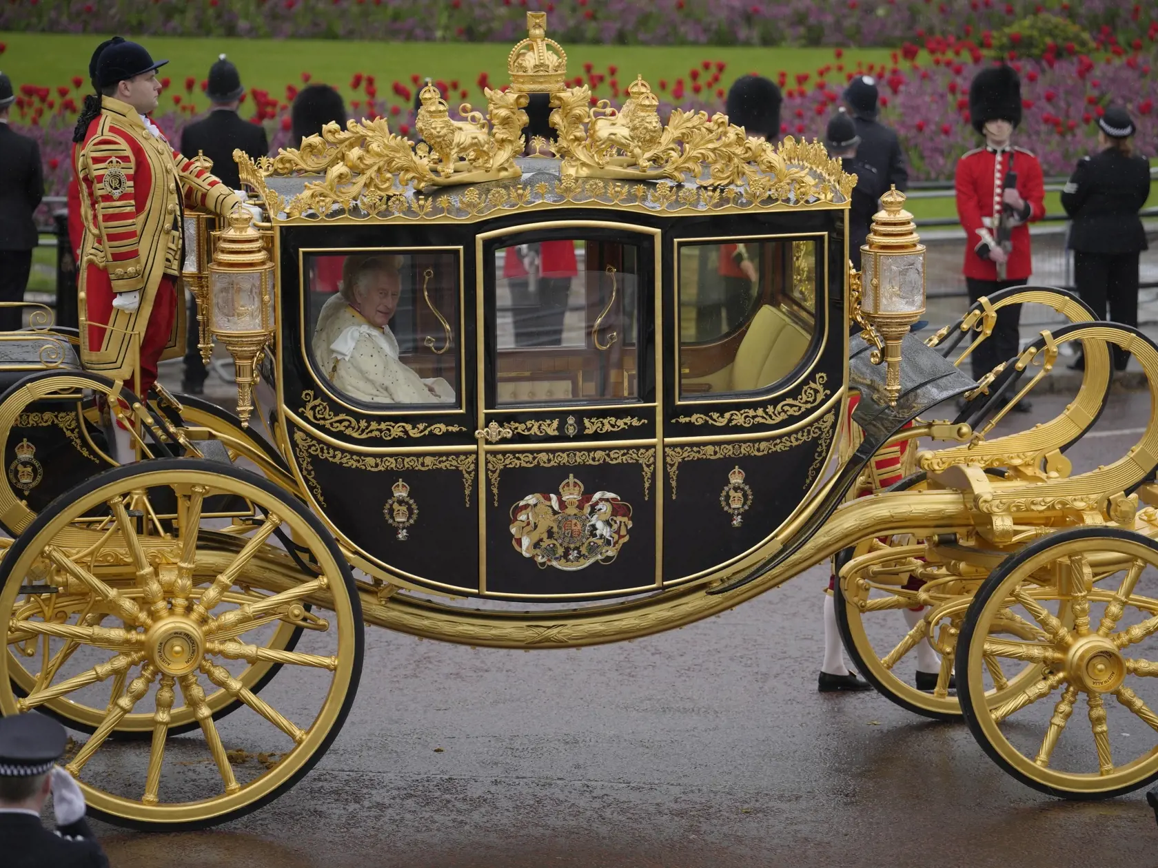 Britský kráľ Karol III. a jeho manželka Kamily sedia v diamantovom koči a smerujú na korunovačný ceremoniál do Westminsterského opátstva v Londýne v sobotu 6. mája 2023.