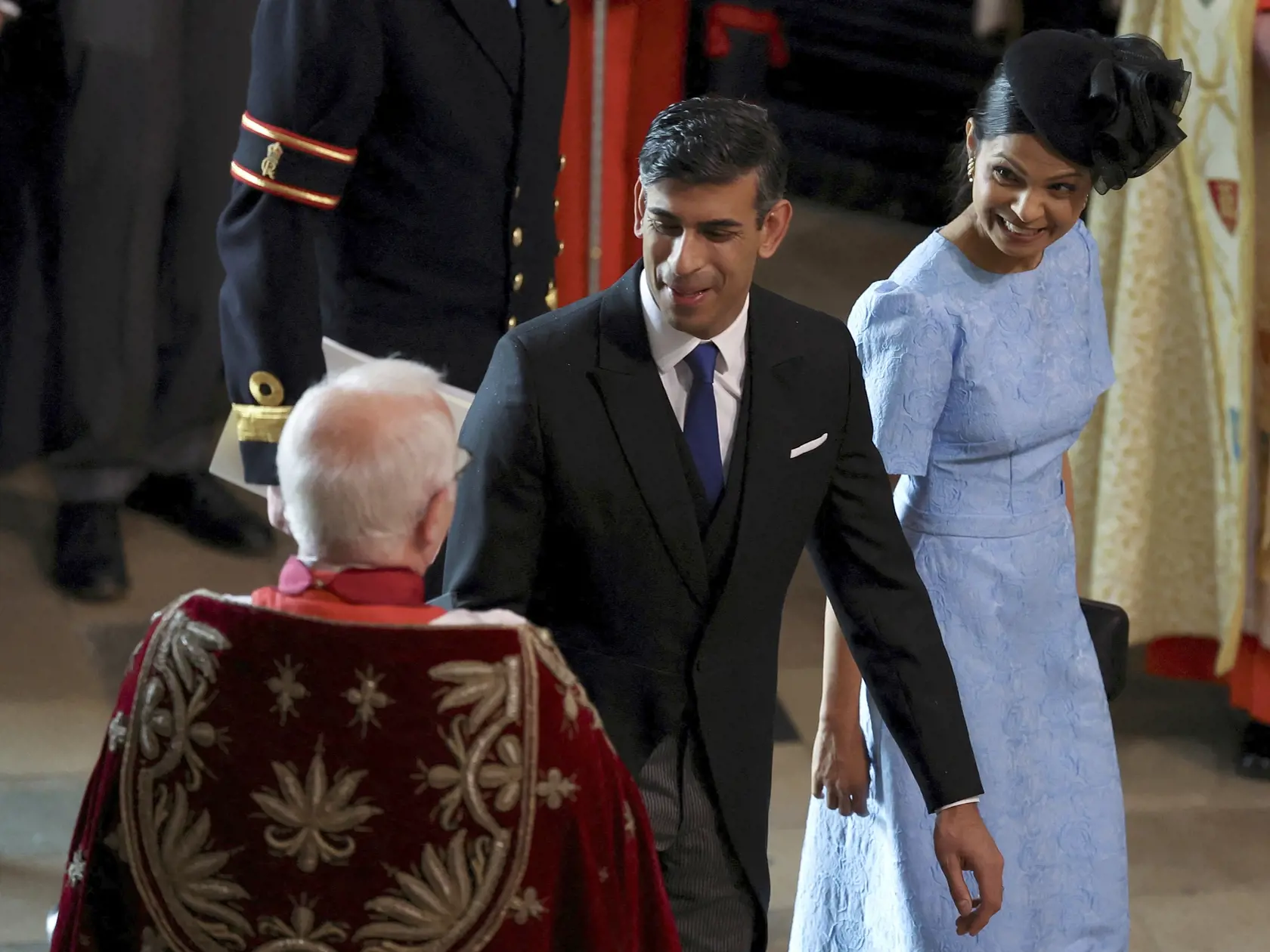 Britský premiér Rishi Sunak a jeho manželka Akshata Murtyová prichádzajú na slávnostnú korunováciu britského kráľa Karola III. a jeho manželky Kamily do Westminsterského opátstva v Londýne v sobotu 6. mája 2023.