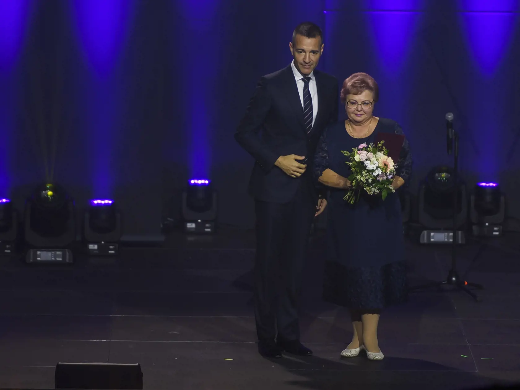 Na snímke vľavo minister školstva, vedy, výskumu, vývoja a mládeže SR Tomáš Drucker (Hlas) odovzdáva Bronzovú medaiu svätého Gorazda Renáte Bačovej.