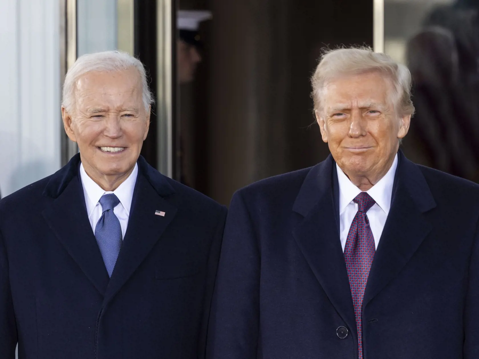 Joe Biden sa lúči s Bielym domom, strieda ho Donald Trump.
