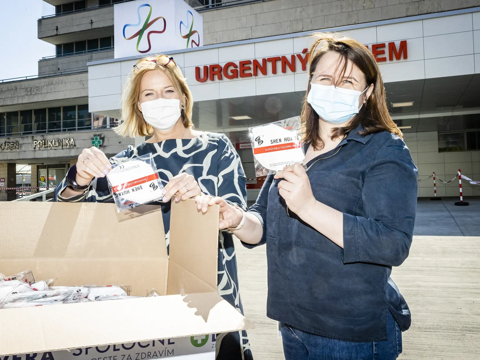 Zástupca zdravotnej poisťovne Dôvera Branislav Cehlárik odovzdal medicínskej riaditeľke Národného ústavu detských chorôb MUDr. Zuzane Laluhovej Striežencovej, MPH dar v podobe 200 kusov respirátorov.