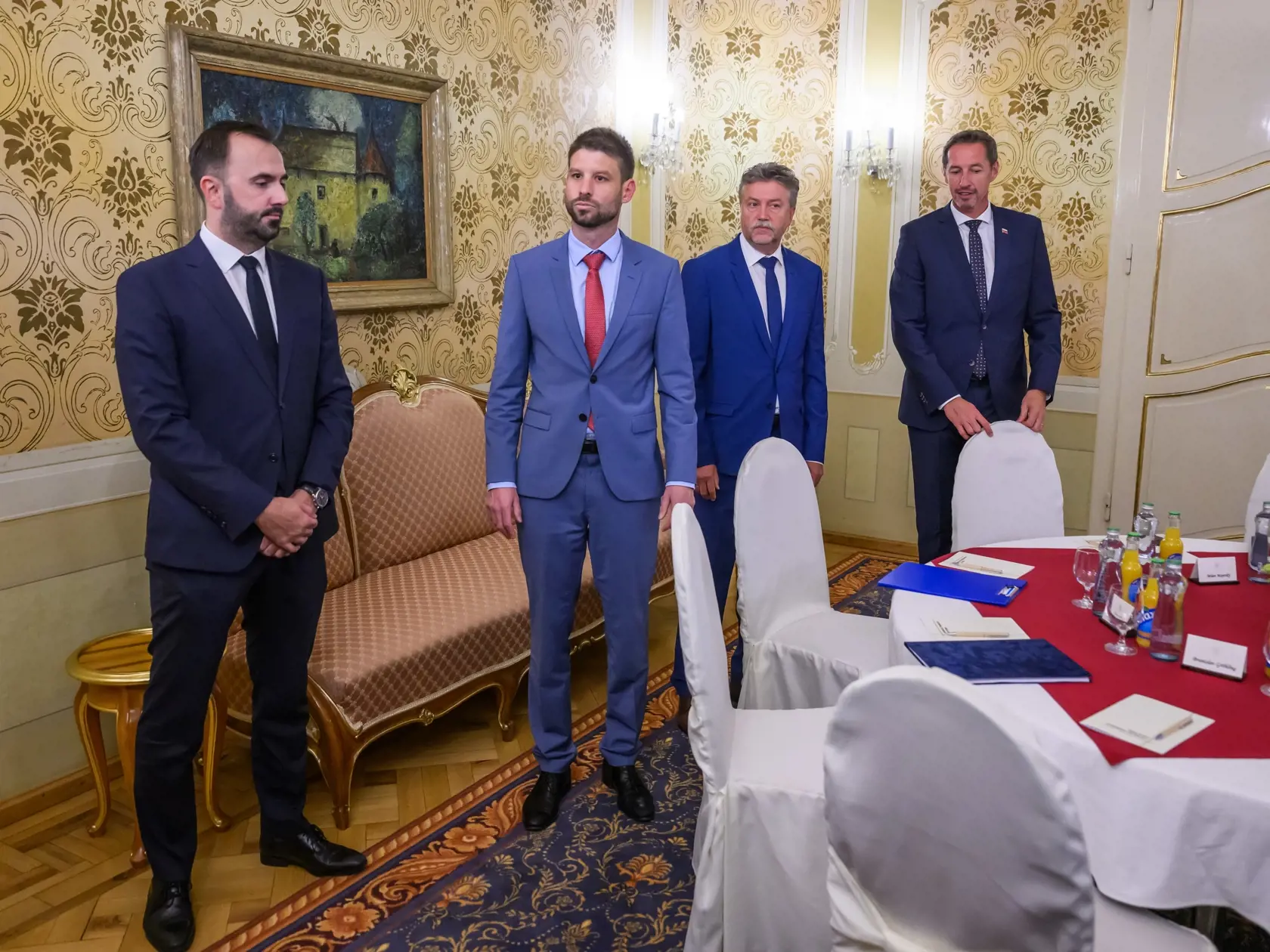 Na snímke zľava člen predsedníctva Progresívneho Slovenska (PS) a expert na verejné financie Štefan Kišš, predseda PS Michal Šimečka, člen predsedníctva KDH a ekonomický expert Jozef Hajko a predseda KDH Milan Majerský prichádzajú na rokovanie s premiérom Robertom Ficom (Smer-SD) a predstaviteľmi Ministerstva financií SR o konsolidácii na Úrade vlády SR v Bratislave v utorok 24. septembra 2024. Opozičné strany KDH a Progresívne Slovensko (PS) pozvanie predsedu vlády na rokovanie o konsolidačných