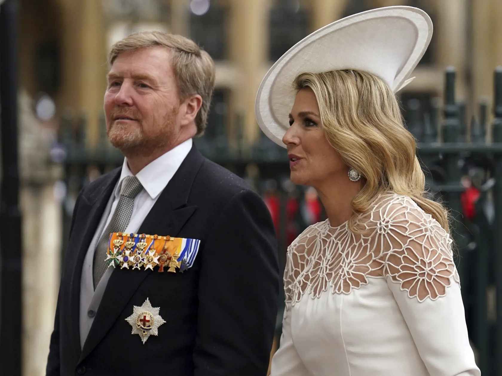 WA 86 Londýn - Holandský kráľ Viliam-Alexander a holandská kráľovná Maxima prichádzajú na slávnostnú korunováciu britského kráľa Karola III. a jeho manželky Kamily do Westminsterského opátstva v Londýne v sobotu 6. mája 2023. FOTO TASR/AP
King Willem-Alexander of the Netherlands, left and Queen Maxima of the Netherlands a arrive at Westminster Abbey ahead of the coronation of King Charles III and Camilla, the Queen Consort, in London, Saturday, May 6, 2023. (Andrew Milligan/Pool via AP)