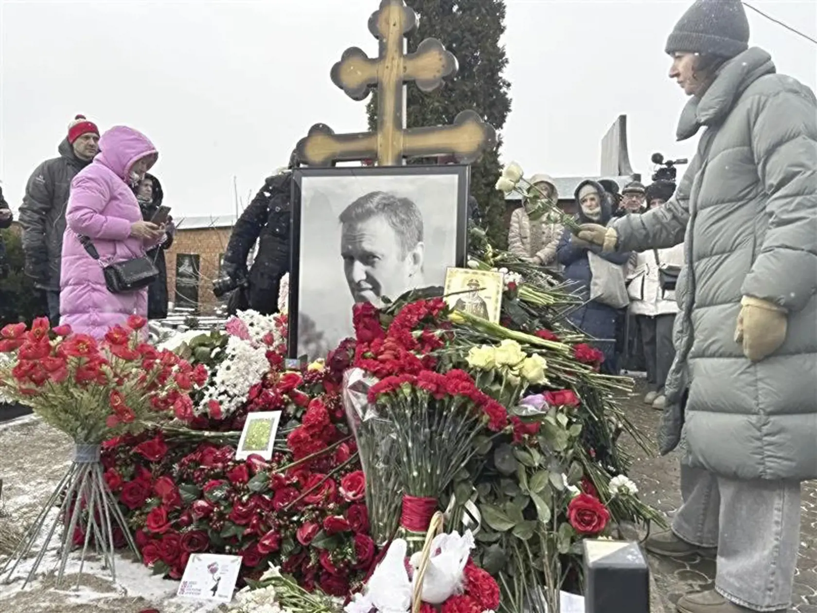 Rusi si uctili prvé výročie smrti Alexeja Navaľného. Sledovala ich pritom polícia, niektorí skončili v putách.