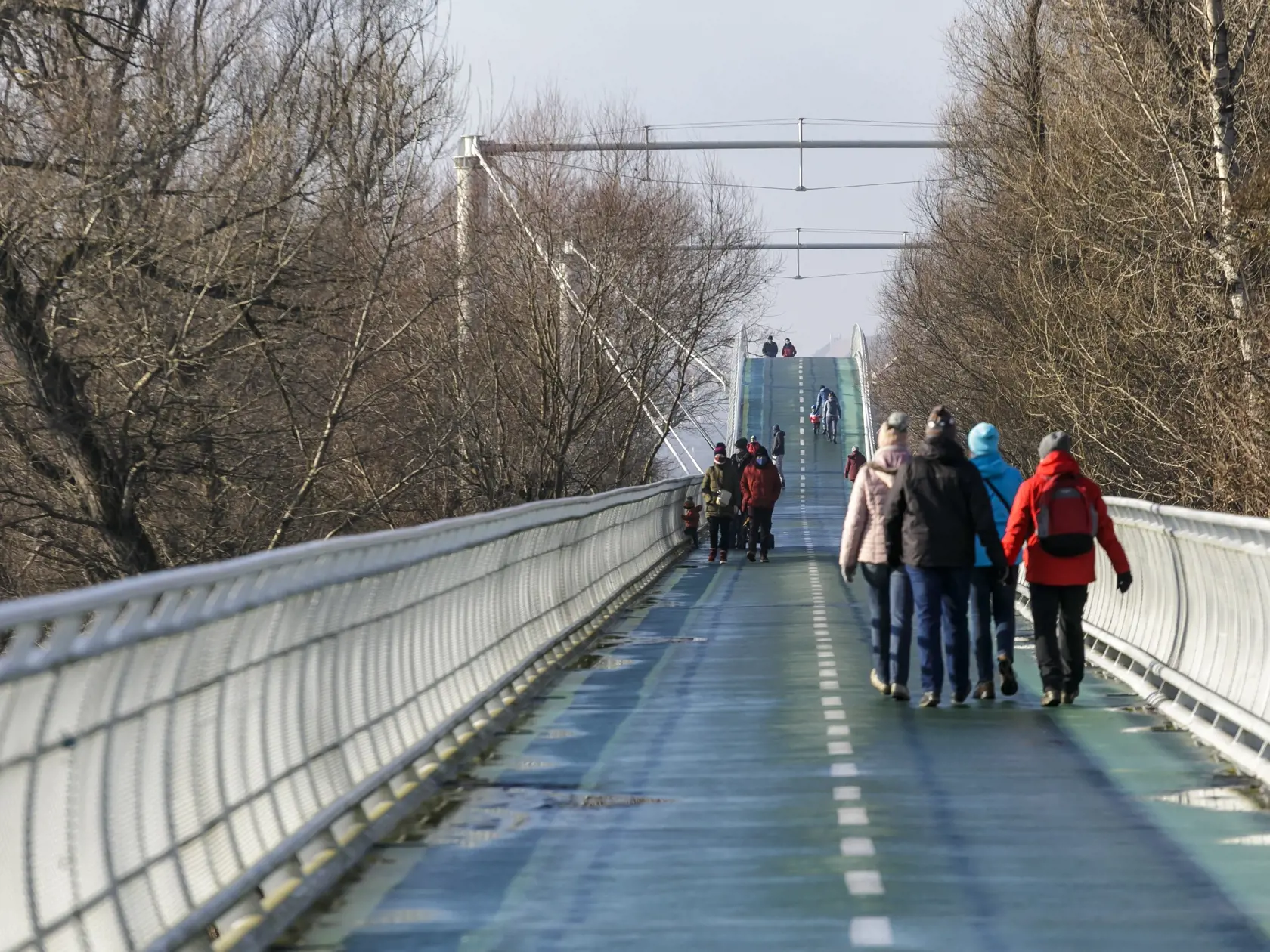Ľudia využili pekné počasie v posledný deň v roku 2020 na prechádzku po Cyklomoste  slobody v Bratislave 31. decembra 2020. FOTO TASR - Dano Veselský