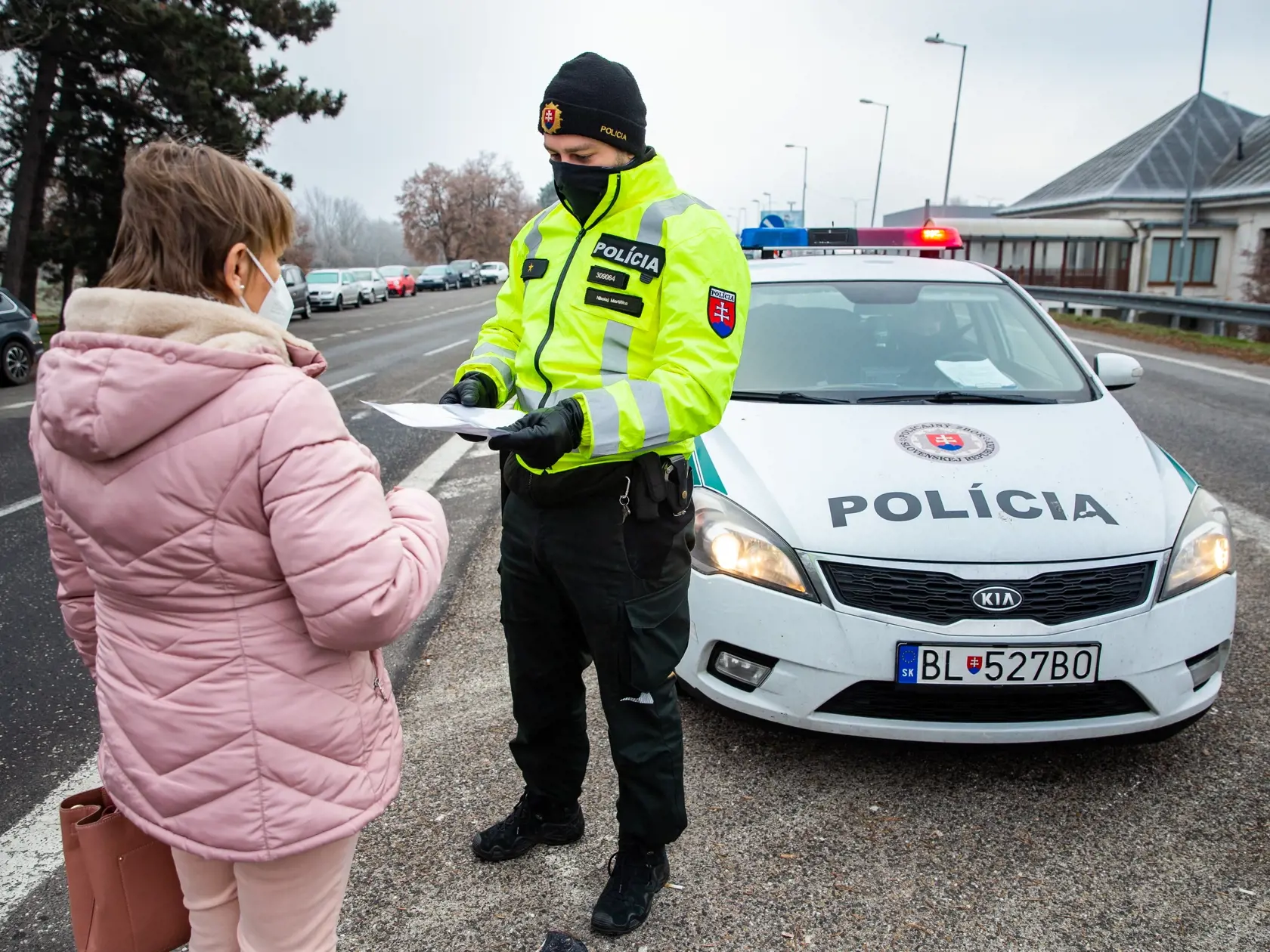 Hraničný priechod Berg. Polícia kontroluje potvrdenie o zamestnaní.