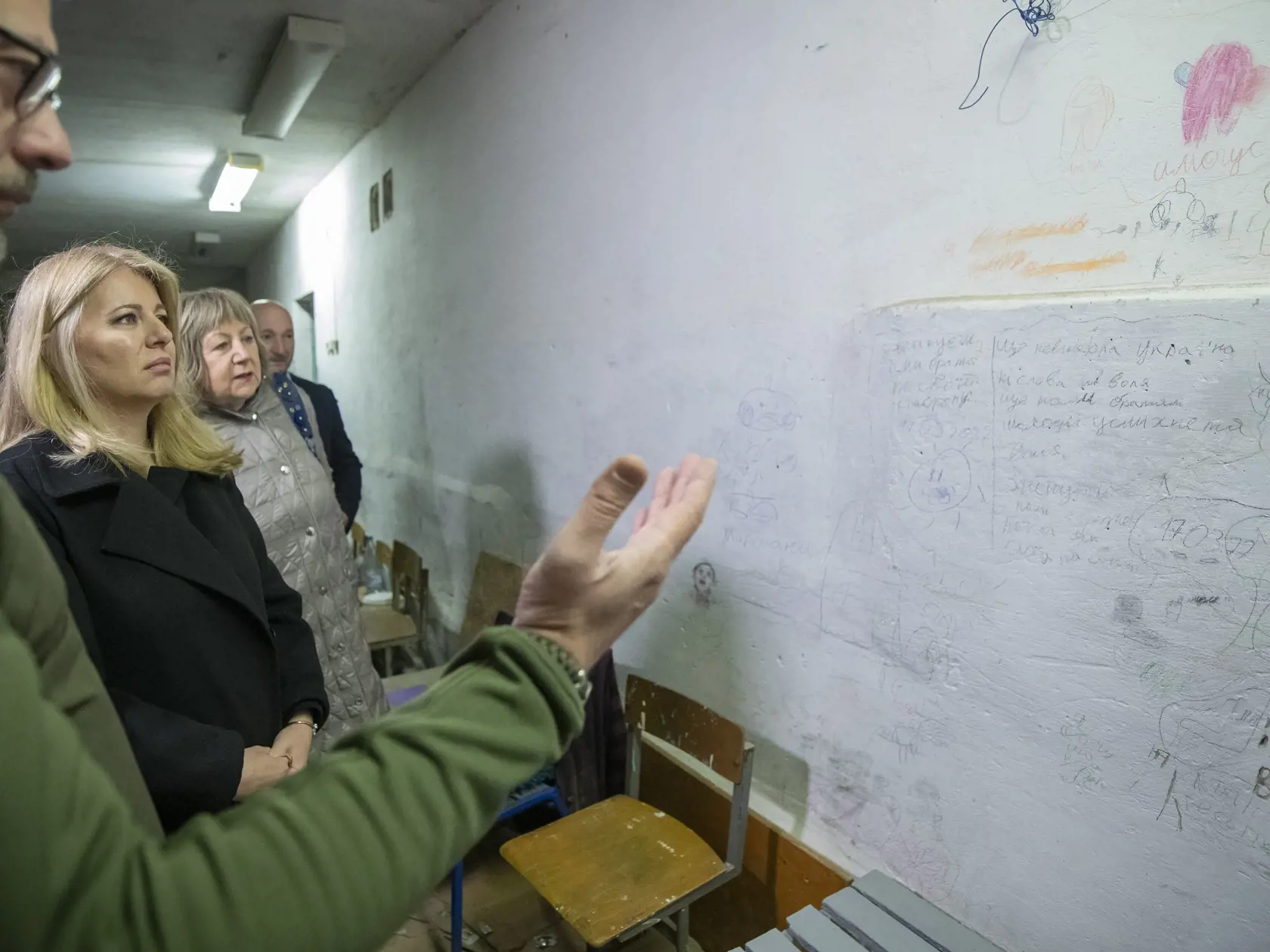 Prezidentka SR Zuzana Čaputová spolu s českým prezidentom Petrom Pavlom pricestovali na návštevu Ukrajiny. Na snímke druhá zľava prezidentka SR Zuzana Čaputová na návšteve obce Jahodné, kde si pozrela zničenú školu a kde boli väznení obyvatelia v sobotu 29. apríla 2023. FOTO TASR - Martin Baumann