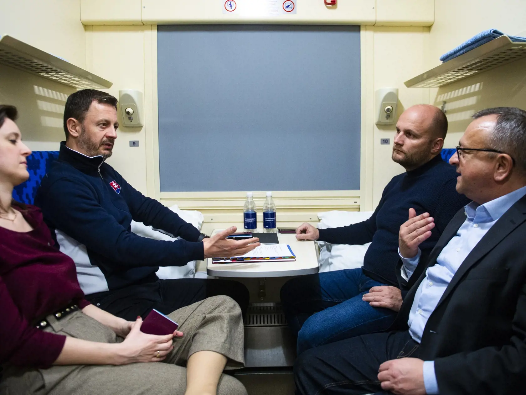 Na snímke zľava poradkyňa predsedu vlády SR pre európske záležitosti Ľubica Karvašová, dočasne poverený predseda vlády SR Eduard Heger, dočasne poverený minister obrany SR Jaroslav Naď, poradca predsedu vlády a odborník na Ukrajinu Alexander Duleba počas cesty vlakom do Kyjeva, kde sa stretnú s prezidentom Ukrajiny Volodymyrom Zelenskym v piatok 31. marca 2023. FOTO TASR - Jakub Kotian