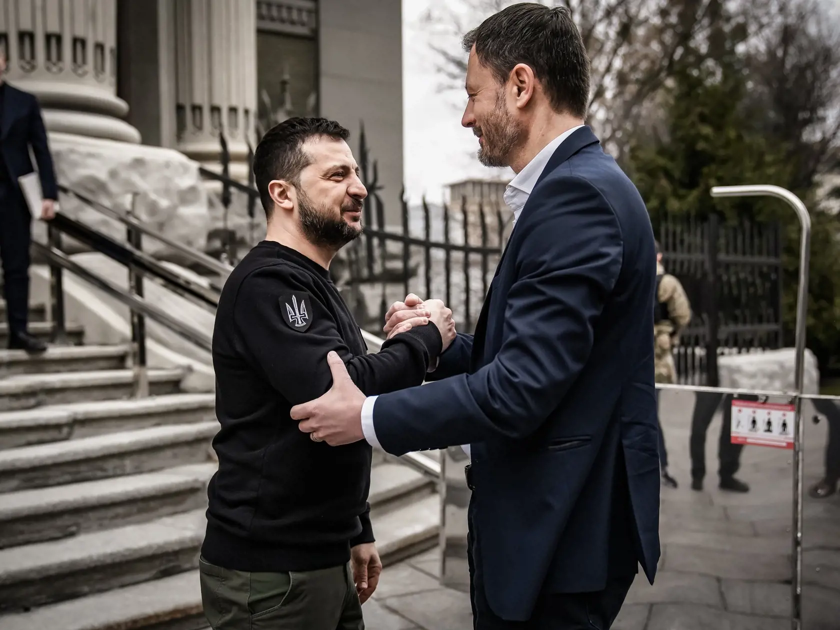 Dočasne poverený premiér SR Eduard Heger (vpravo) a ukrajinský prezident Volodymyr Zelenskyj sa vítajú v Kyjeve v piatok 31. marca 2023. FOTO TASR - Úrad vlády SR