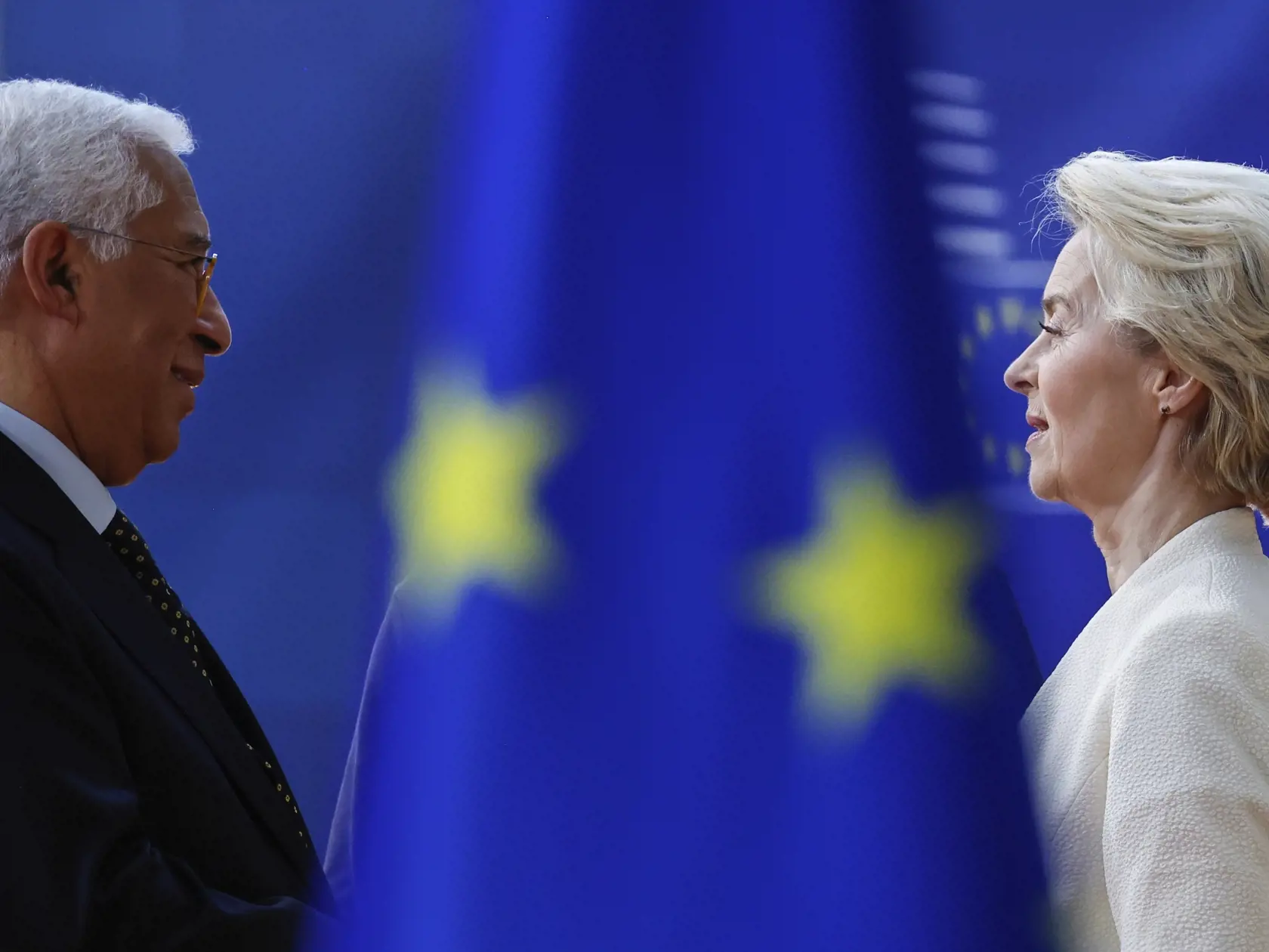 Predsedníčka Európskej komisie Ursula von der Leyenová (vpravo) sa rozpráva s predsedom Európskej rady Antóniom Costom počas rokovania za okrúhlym stolom na mimoriadnom summite EÚ v sídle Európskej rady v Bruseli 6. marca 2025.