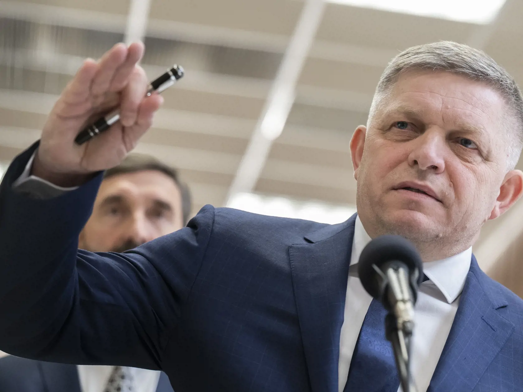 Na snímke premiér SR Robert Fico (Smer-SD) gestikuluje počas vyhlásenia po ukončení 24. zasadnutia Vlády SR v Bratislave v stredu 20. marca 2024.