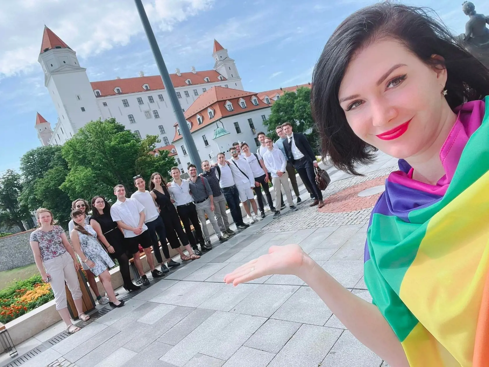 Poslankyňa sa SaS Jana Bittó Cigániková zahalená do dúhovej vlajky spolu so skupinou mladých saskárov. 