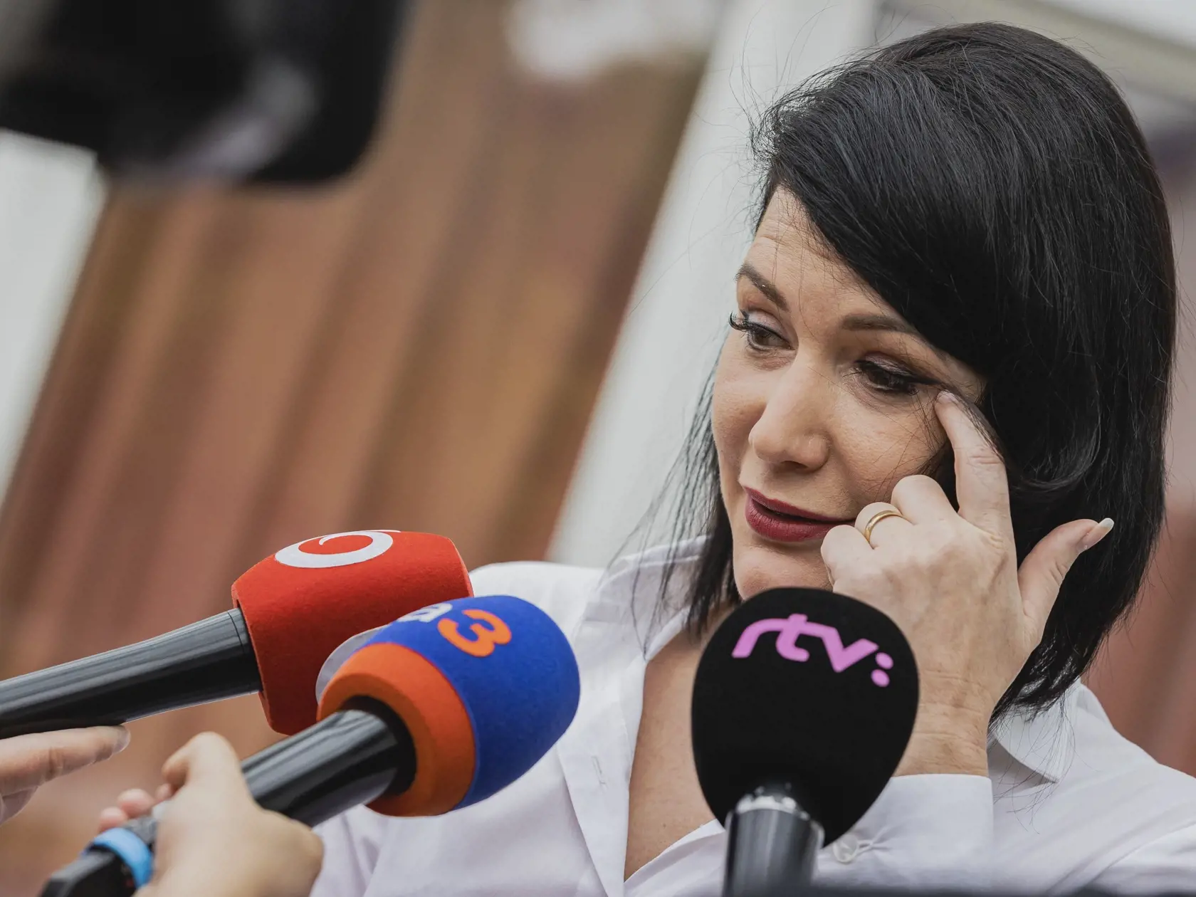 Na snímke poslankyňa NRSR za stranu Sloboda a Solidarita Jana Bittó Cigániková odchádza z budovy TV Markíza po skončení diskusnej relácie Na telo.
