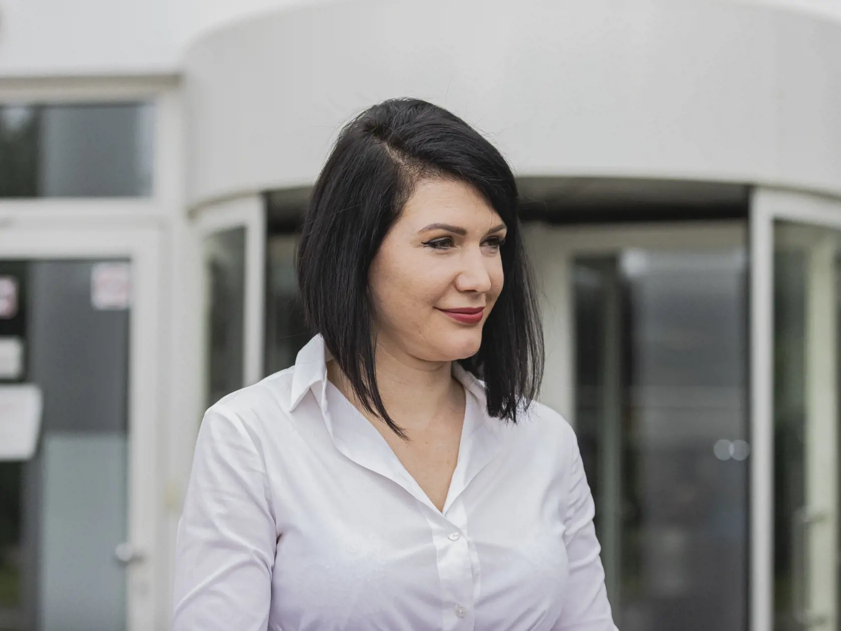 Na snímke poslankyňa NRSR za stranu Sloboda a Solidarita Jana Bittó Cigániková odchádza z budovy TV Markíza po skončení diskusnej relácie Na telo.
