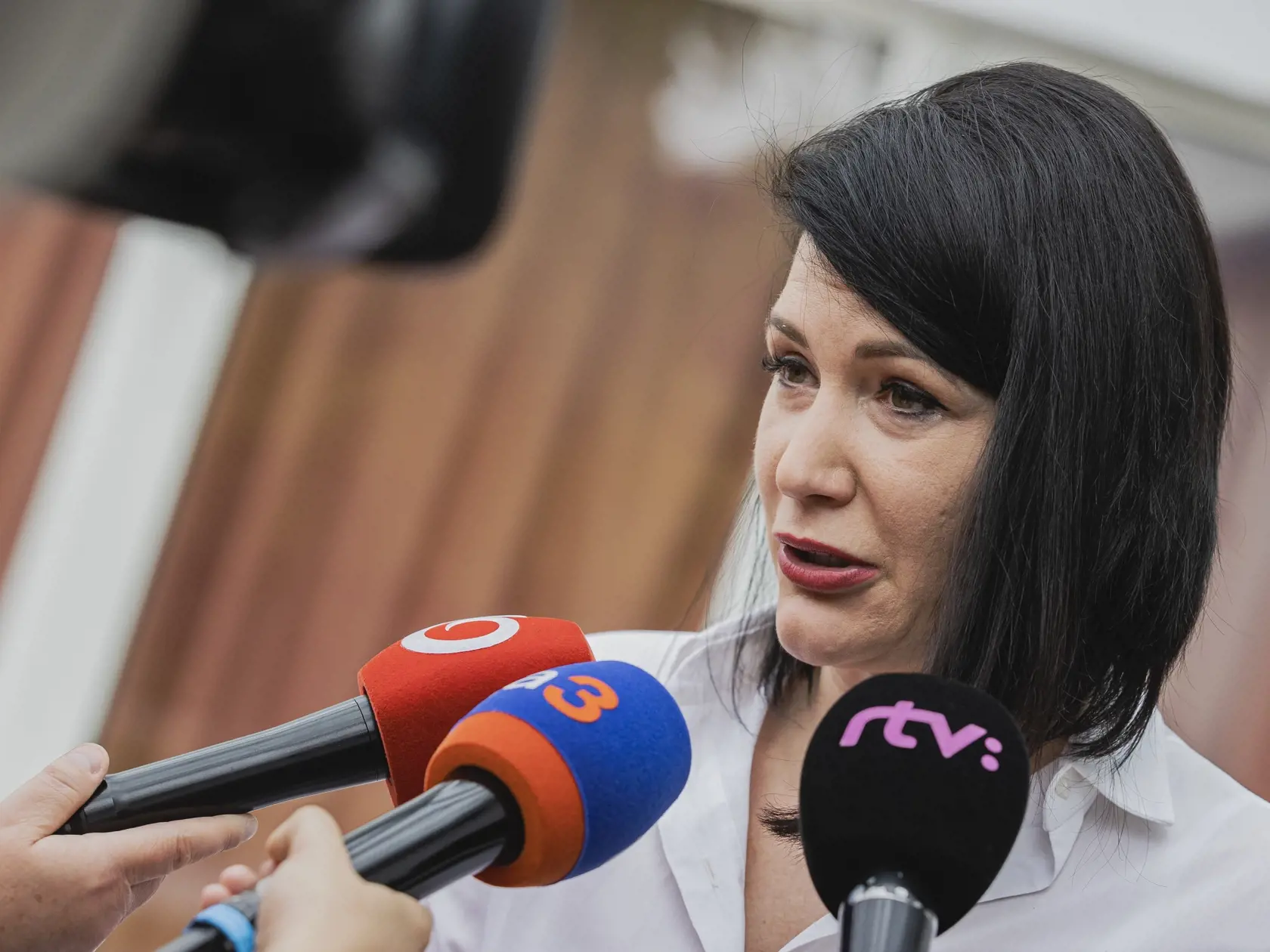 Na snímke poslankyňa NRSR za stranu Sloboda a Solidarita Jana Bittó Cigániková odchádza z budovy TV Markíza po skončení diskusnej relácie Na telo.