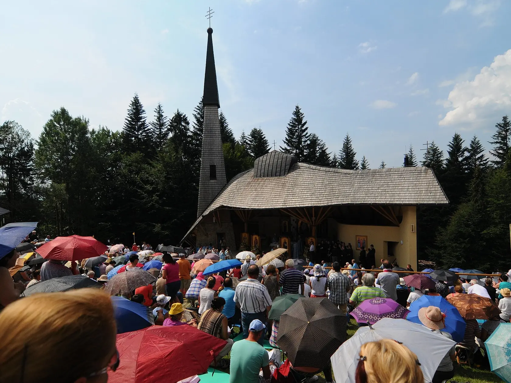Na archívnej snímke sa pútnici modlia v rámci archijerejskej svätej liturgie s myrovaním na hore Zvir.
