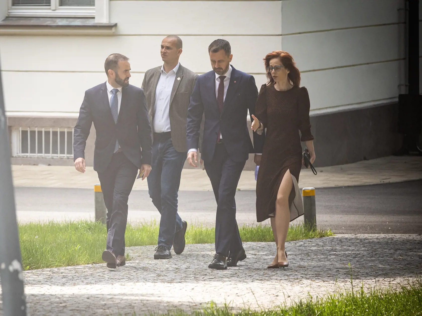 Premiér Eduard Heger oznamuje odchod zo svojej funkcie a zároveň aj pád vlády Slovenskej republiky v Bratislave. 