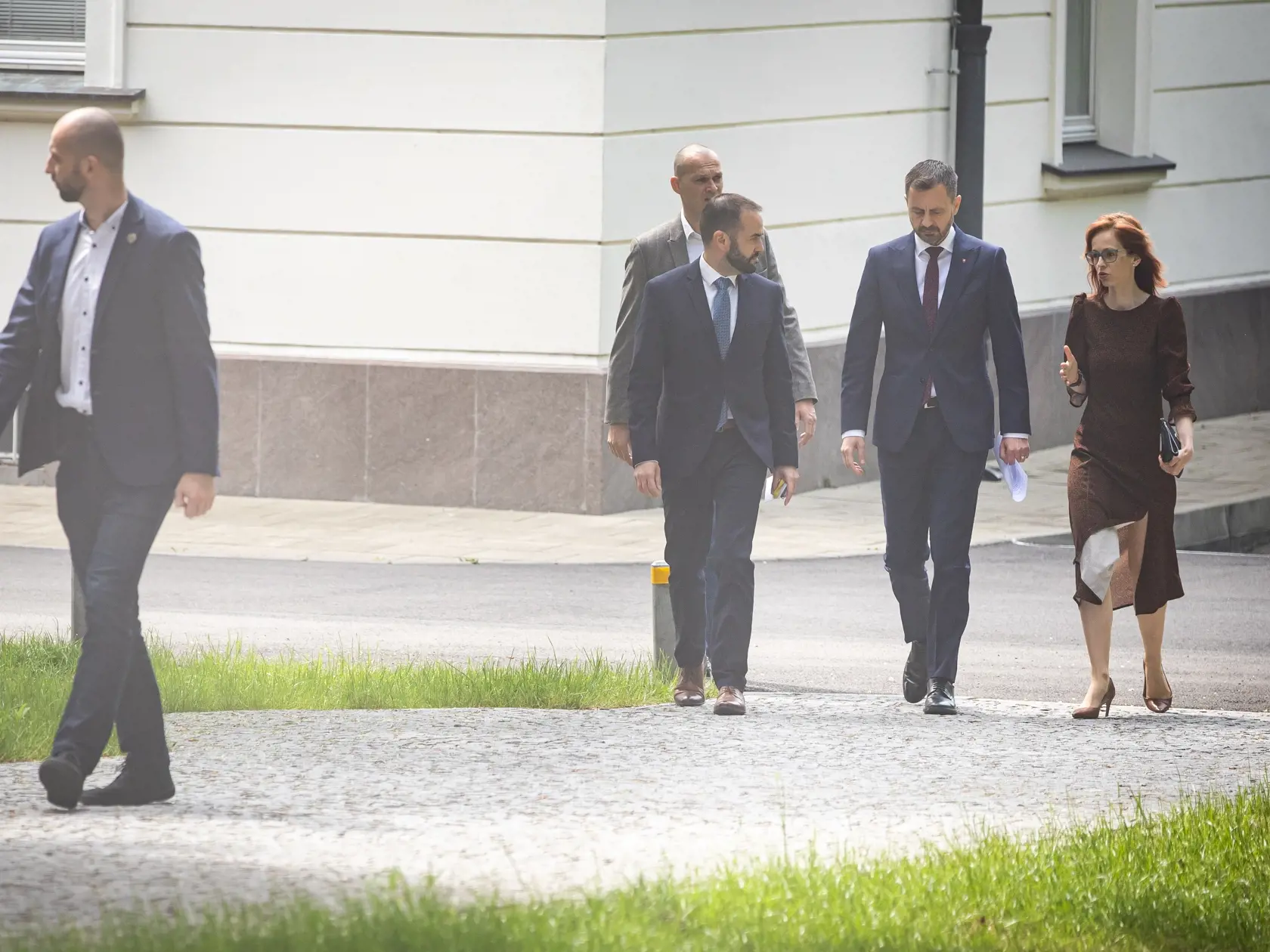 Premiér Eduard Heger oznamuje odchod zo svojej funkcie a zároveň aj pád vlády Slovenskej republiky v Bratislave. 