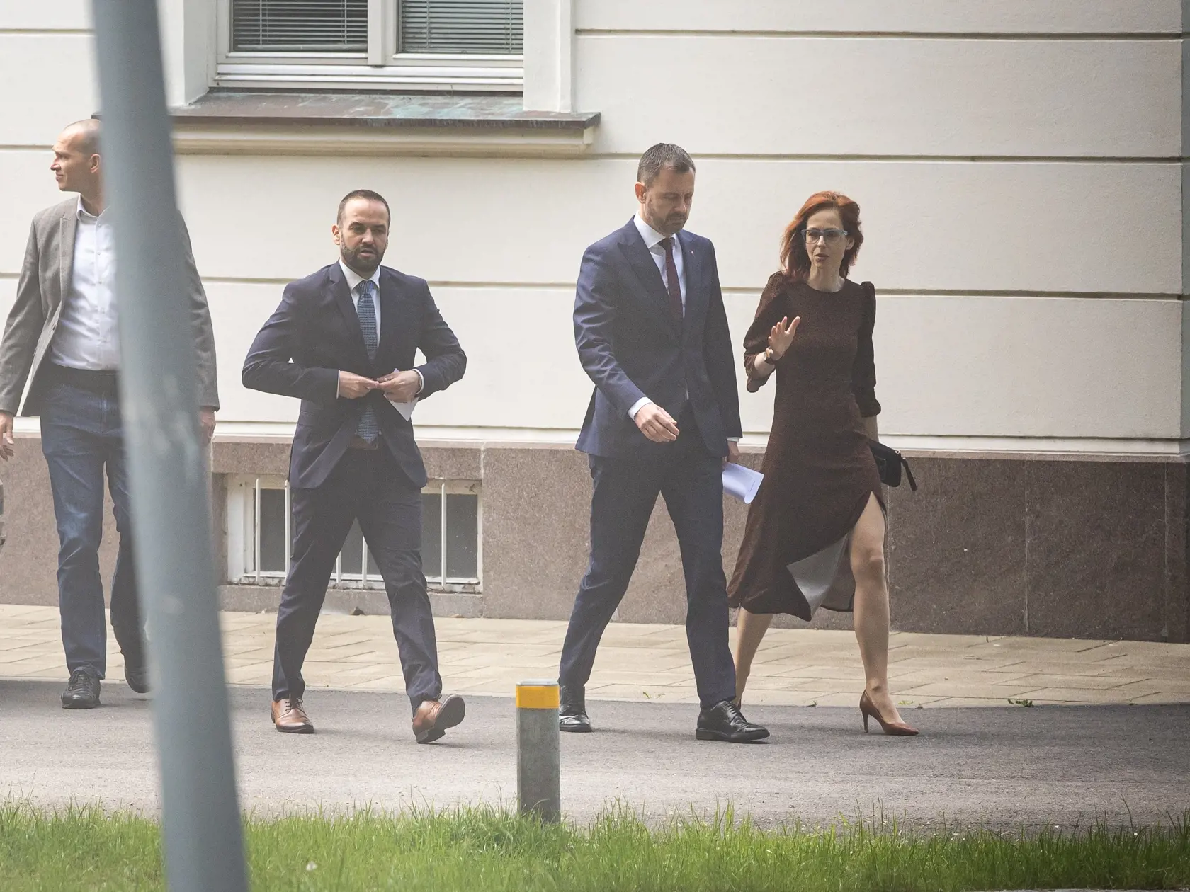 Premiér Eduard Heger oznamuje odchod zo svojej funkcie a zároveň aj pád vlády Slovenskej republiky v Bratislave. 