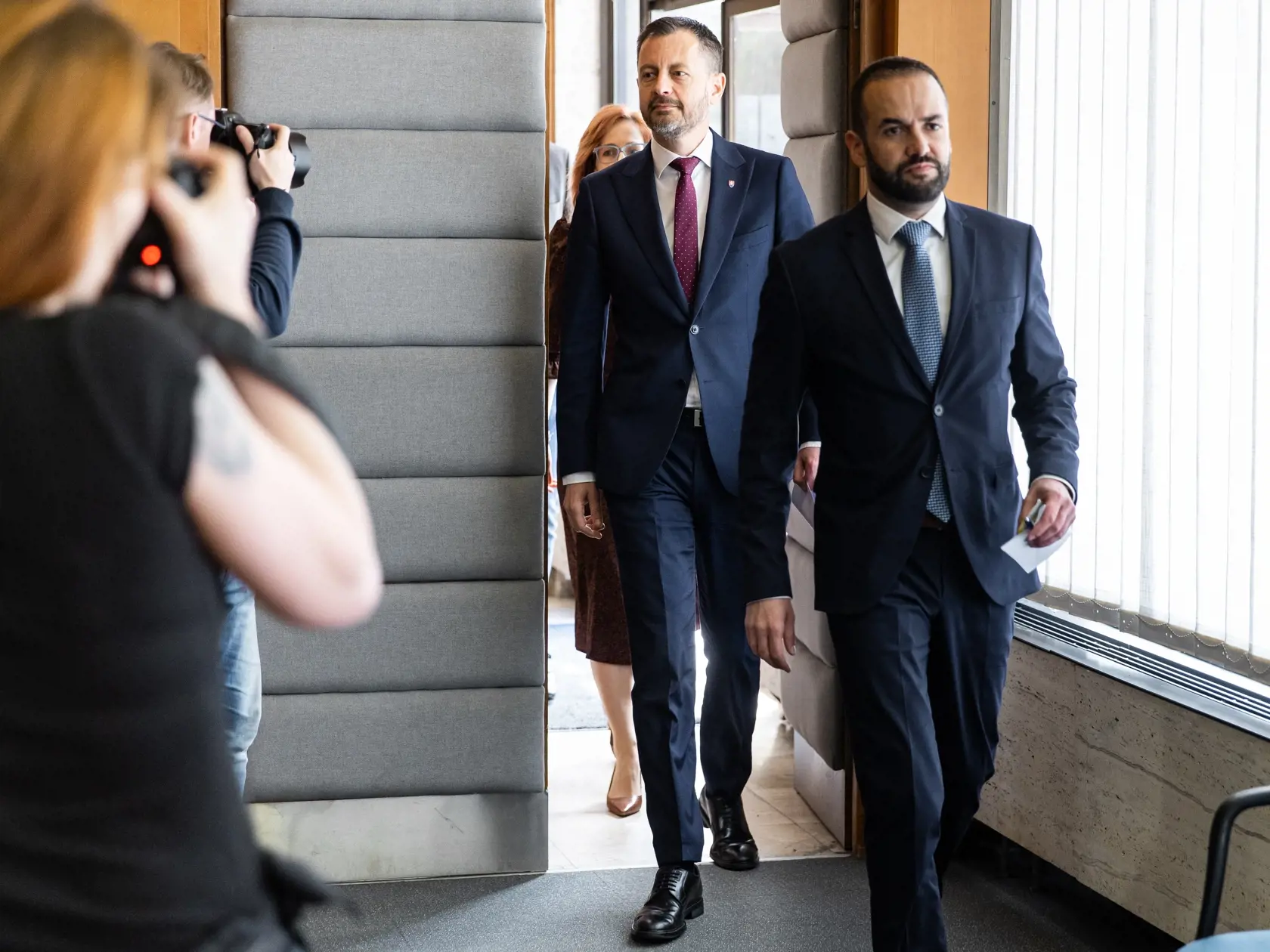Premiér Eduard Heger oznamuje odchod zo svojej funkcie a zároveň aj pád vlády Slovenskej republiky v Bratislave. 