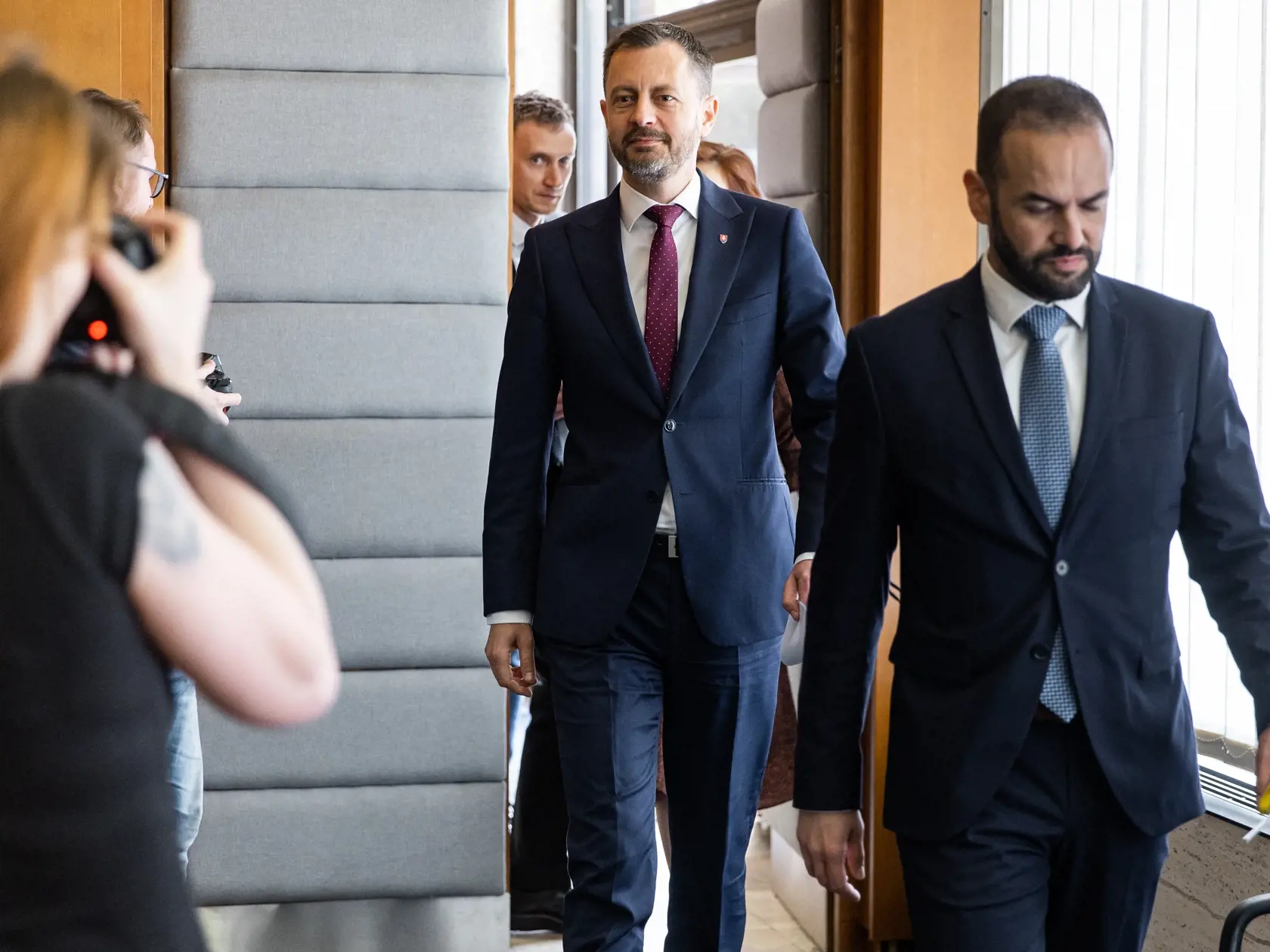 Premiér Eduard Heger oznamuje odchod zo svojej funkcie a zároveň aj pád vlády Slovenskej republiky v Bratislave. 
