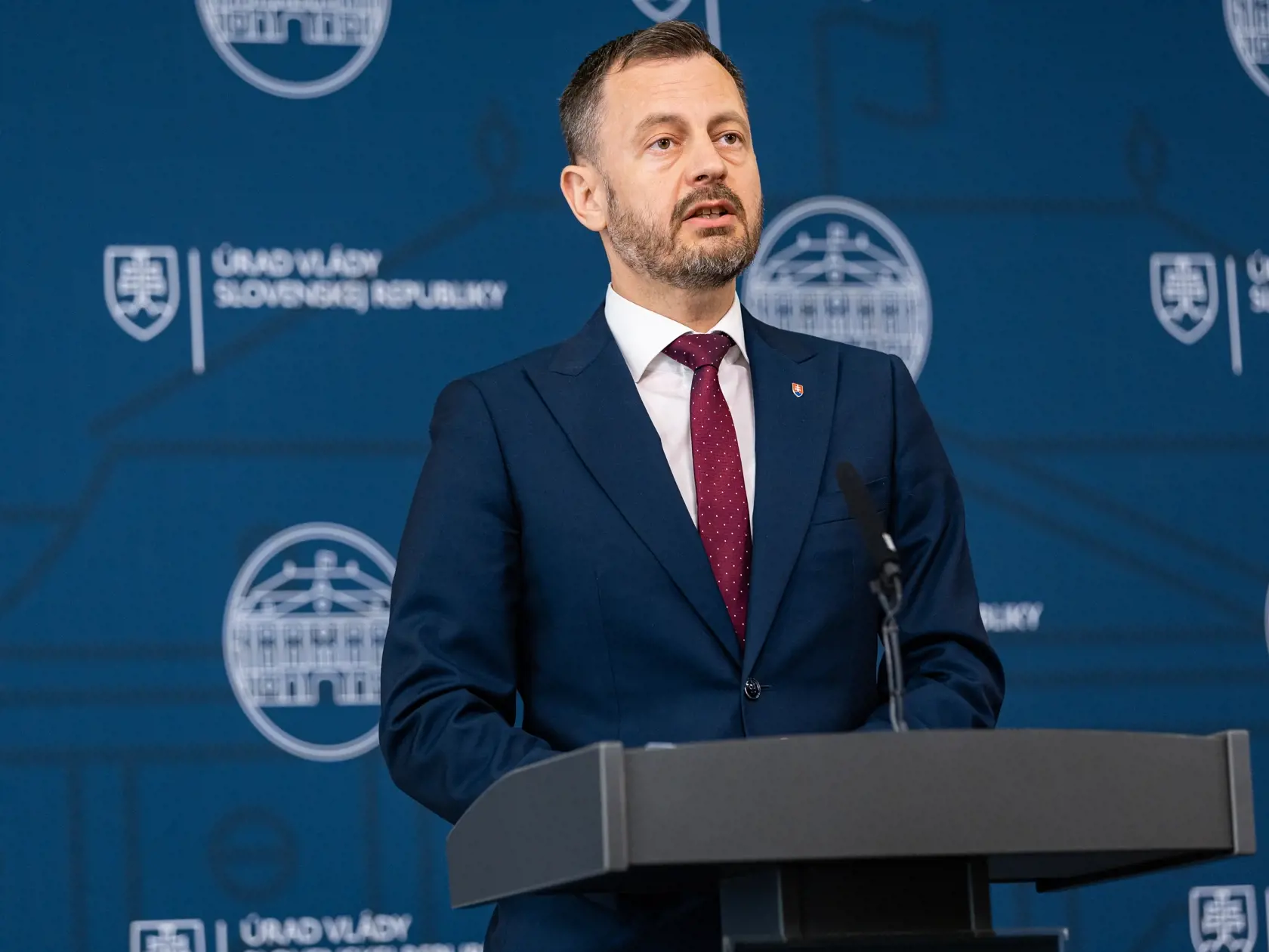 Premiér Eduard Heger oznamuje odchod zo svojej funkcie a zároveň aj pád vlády Slovenskej republiky v Bratislave. 