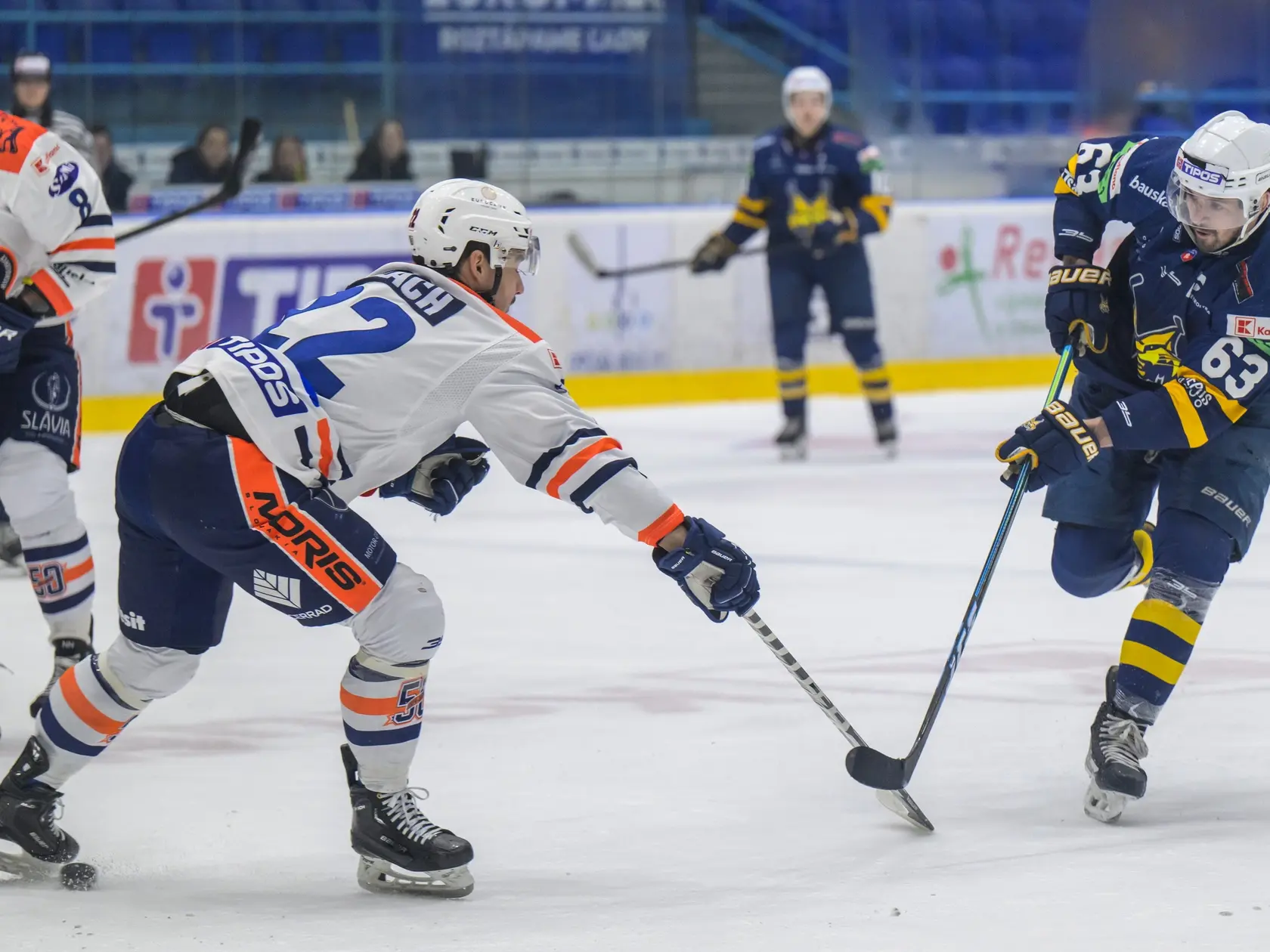 Na snímke zľava Marek Valach (Michalovce) a Michael Vandas (Spišská Nová Ves) počas zápasu 43. kola hokejovej Tipos extraligy HK Spišská Nová Ves - HK Dukla Ingema Michalovce v Spišskej Novej Vsi 28. januára 2025. FOTO TASR - Veronika Mihaliková