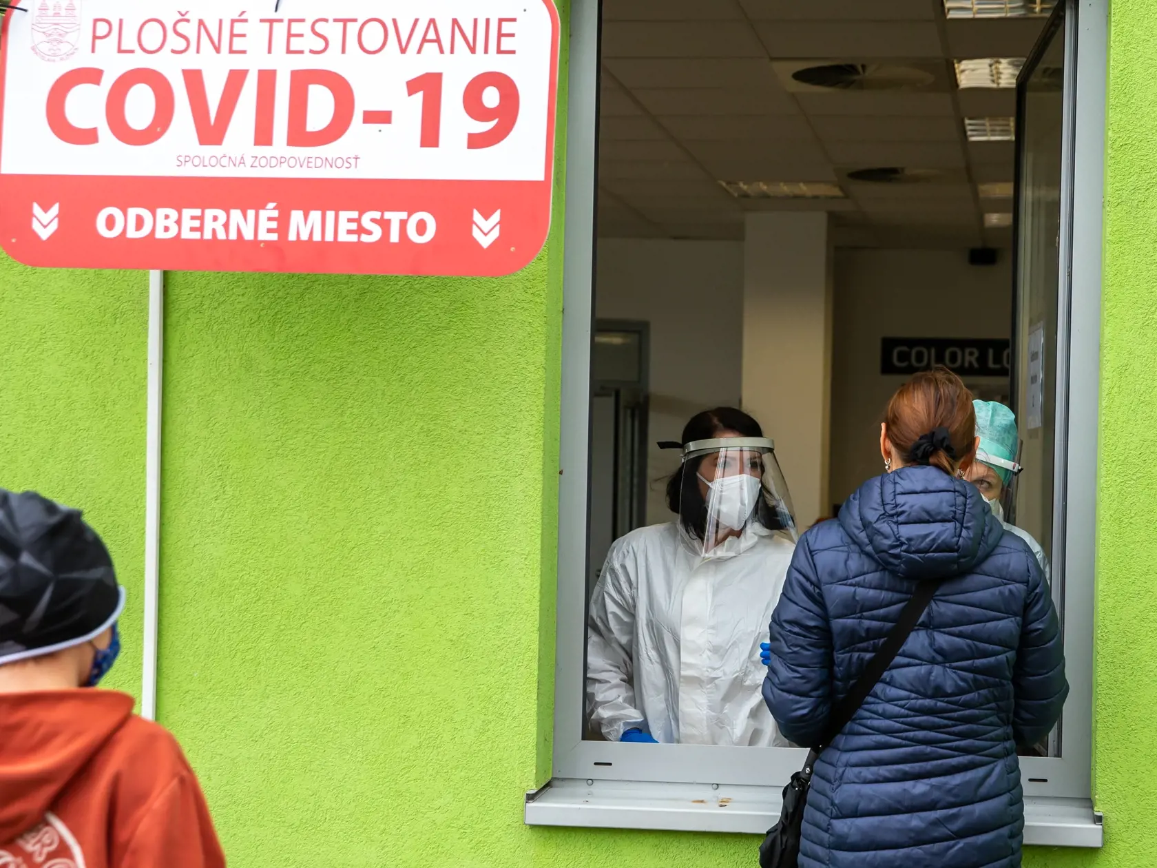Na snímke je situácia pri testovaní na ochorenie Covid-19 v budove SAS. 