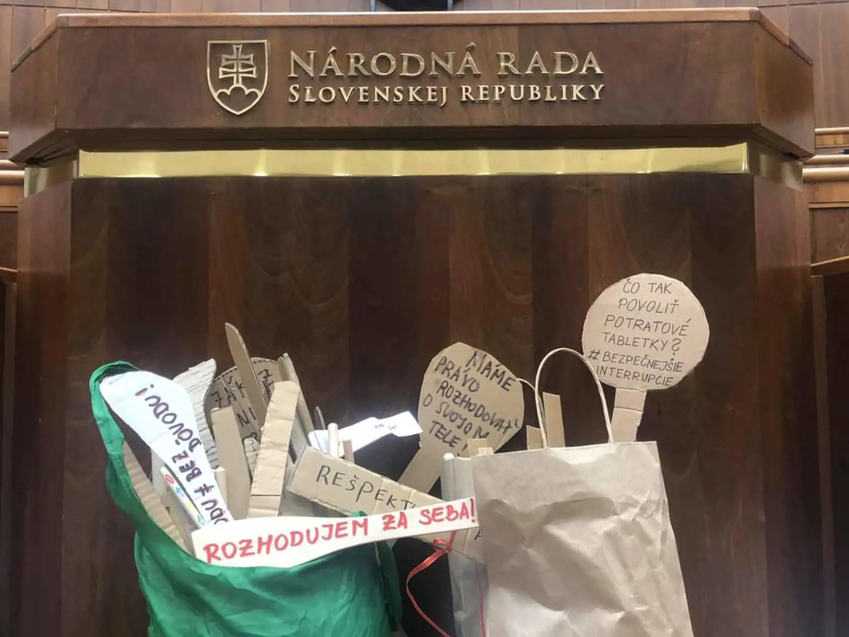 Šéfka zdravotníckeho výboru a poslankyňa za SaS Jana Bittó Cigániková rozdala poslancom odkazy od žien napísané na vareškách