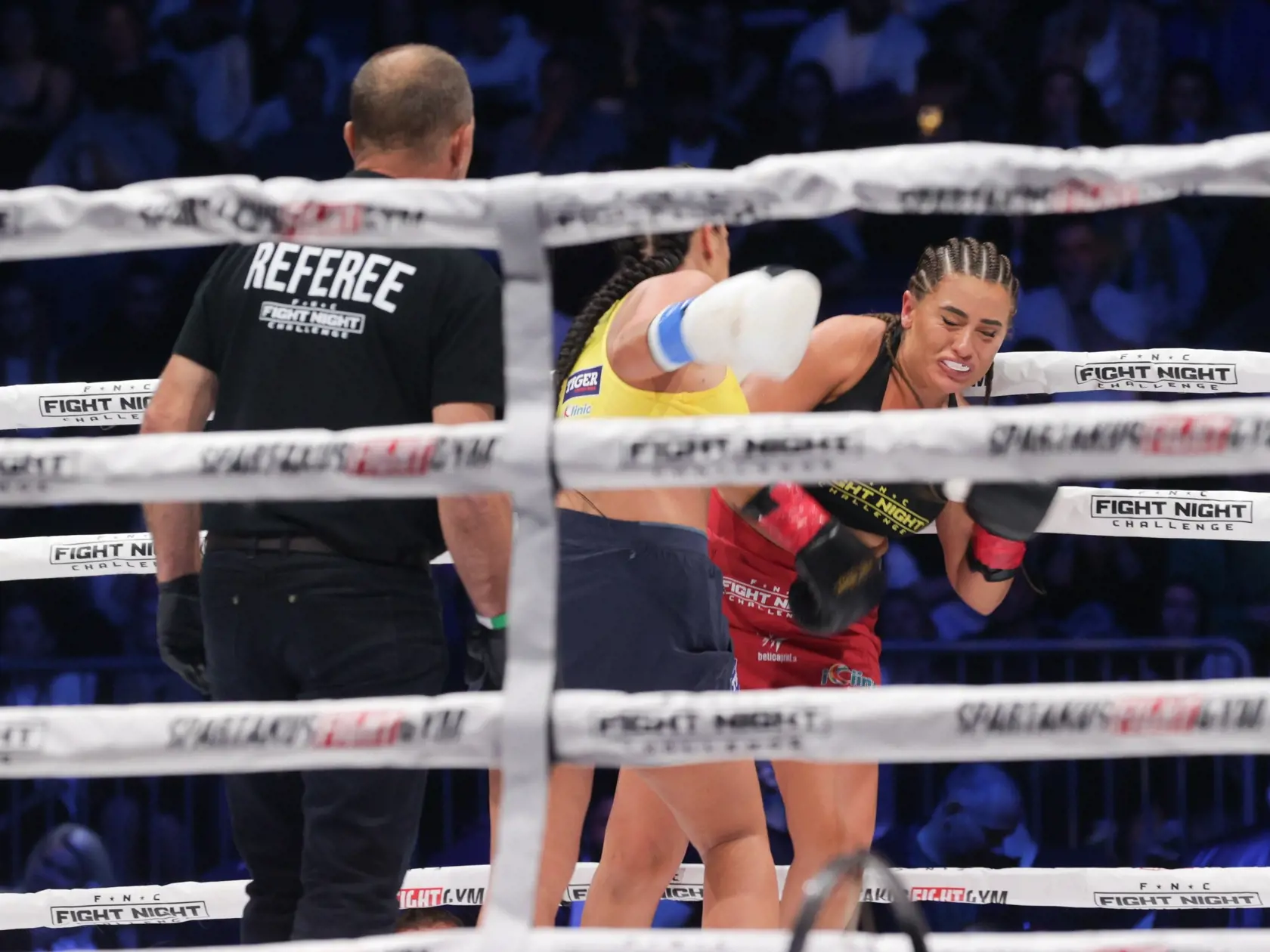 Lenka Tejbusová sa v ringu Fight Night Challenge pobila s ,,Kollárovou" Pimpinočkou. Pimpa vyhrala.