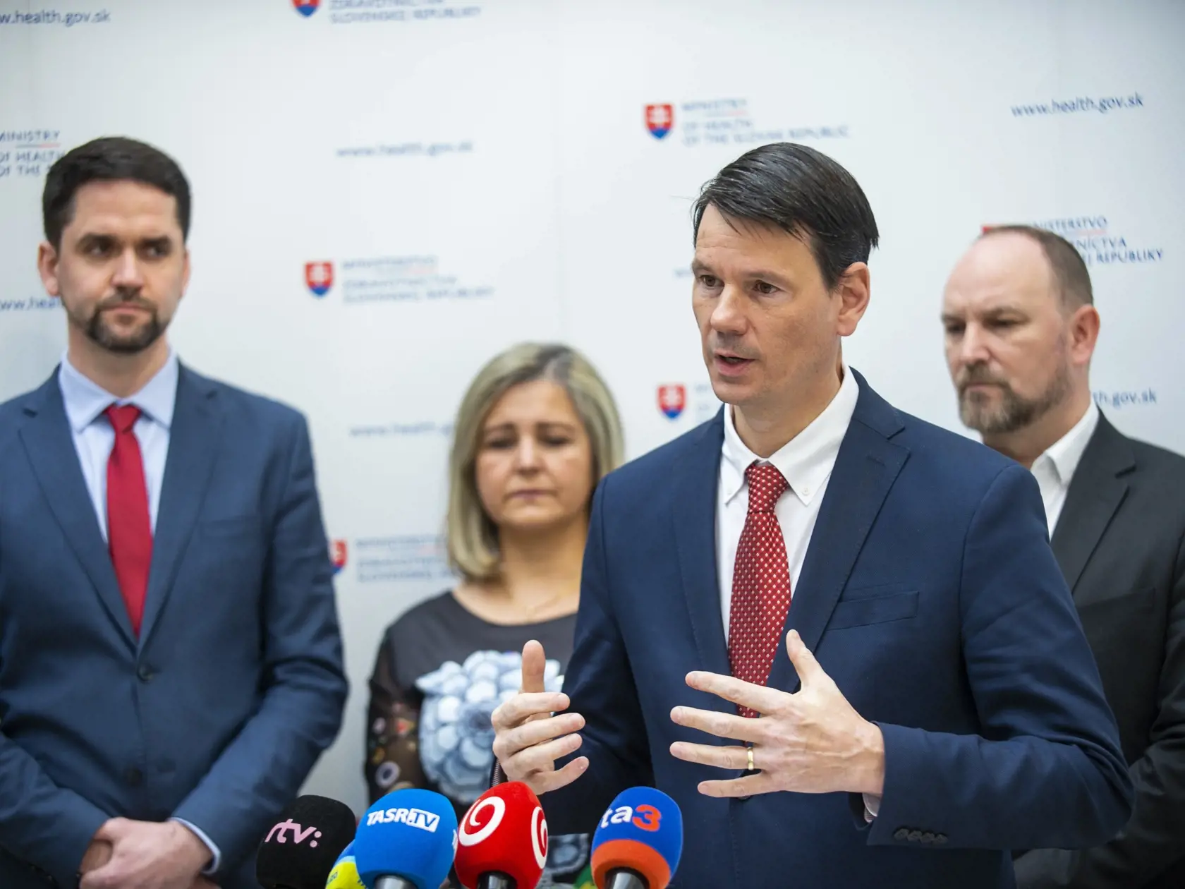Na snímke zľava predseda Banskobystrického samosprávneho kraja (BBSK) Ondrej Lunter, predsedníčka Žilinského samosprávneho kraja (ŽSK) Erika Jurinová, štátny tajomník ministerstva zdravotníctva SR Michal Palkovič a predseda Trnavského samosprávneho kraja (TTSK) Jozef Viskupič počas tlačovej konferencie k optimalizácii sieti nemocníc v Bratislave vo štvrtok 6. apríla 2023. FOTO TASR - Jakub Kotian