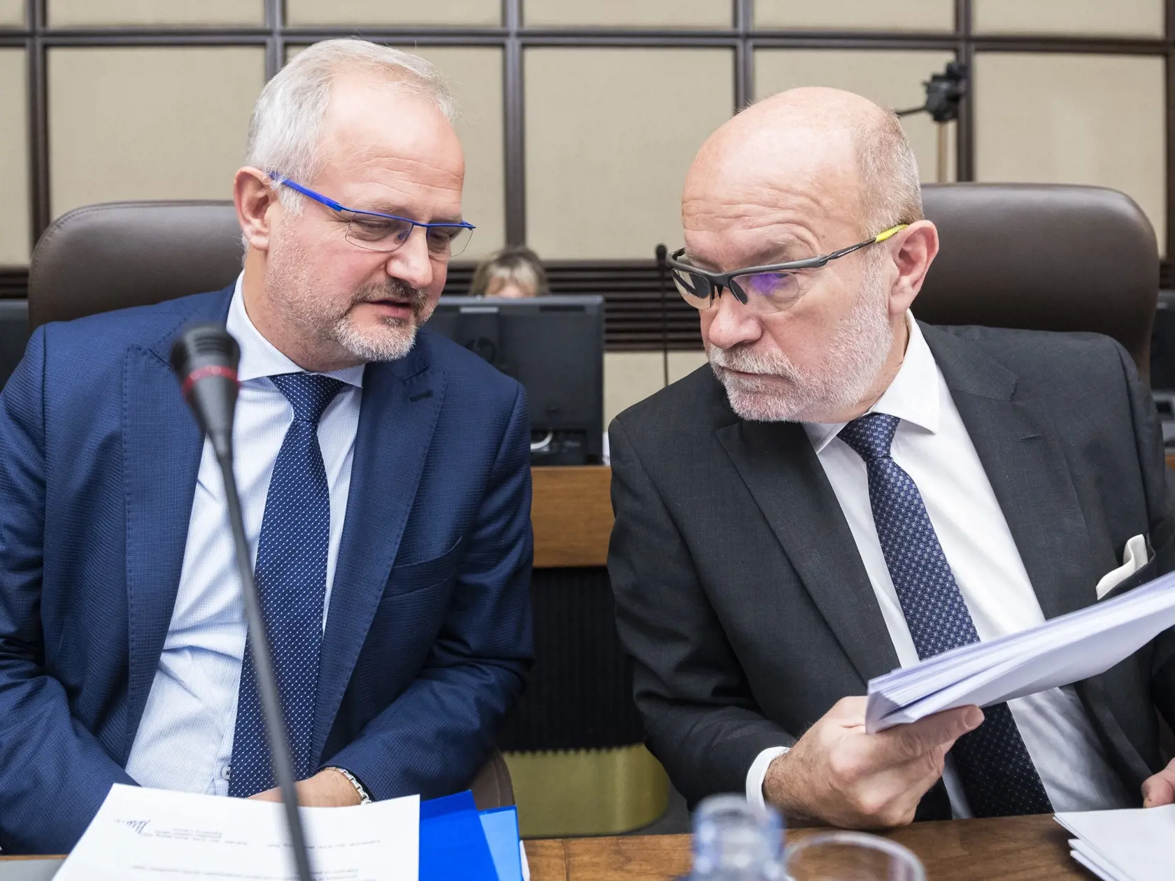 Na snímke zľava štátny tajomník ministerstva hospodárstva SR Peter Švec a dočasne poverený minister minister zahraničných vecí a európskych záležitostí (MZVEZ) SR Rastislav Káčer počas 130. schôdze vlády SR v Bratislave 11. januára 2023. FOTO TASR - Jaroslav Novák