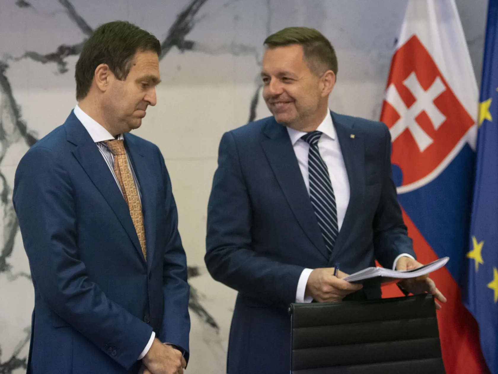 Na snímke sprava guvernér Národnej banky Slovenska (NBS) Peter Kažimír a vľavo viceguvernér NBS Ľudovít Ódor počas tlačovej konferencie NBS k ekonomickému a menovému vývoju - leto 2022. V Bratislave, 21. júna 2022. FOTO TASR - Pavel Neubauer