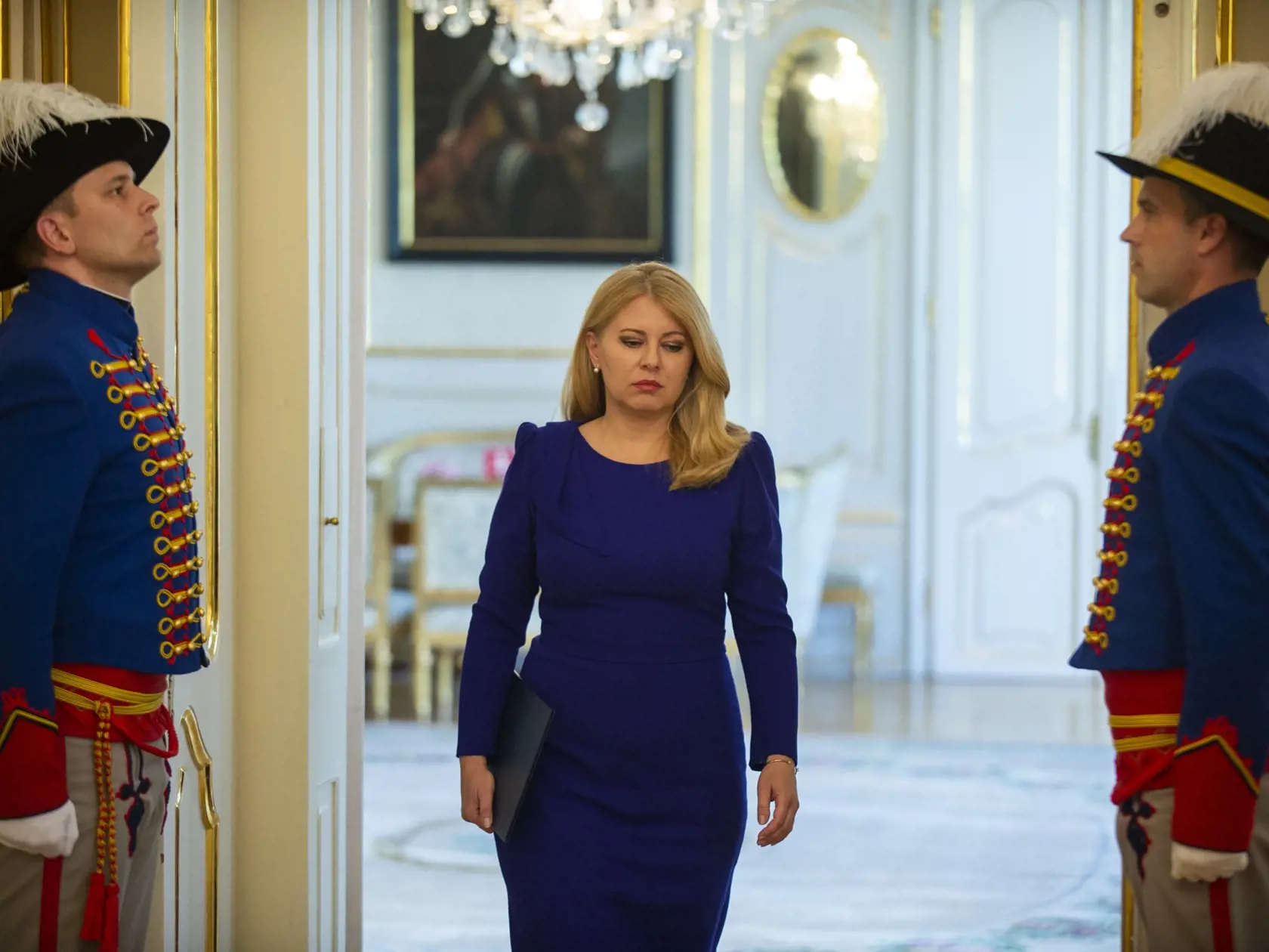 Na snímke prezidentka SR Zuzana Čaputová prichádza pred novinárov po stretnutí s predsedom parlamentu Borisom Kollárom a dočasne povereným premiérom Eduardom Hegerom v Prezidentskom paláci v Bratislave v nedeľu 7. mája 2023. Prezidentka SR Zuzana Čaputová vymenuje úradnícku vládu po 15. máji.  Predsedom vlády odborníkov bude viceguvernér Národnej banky Slovenska (NBS) Ľudovít Ódor. Dočasný premiér Eduard Heger ešte v nedeľu predpoludním informoval o tom, že požiadal prezidentku Čaputovú o zbaven