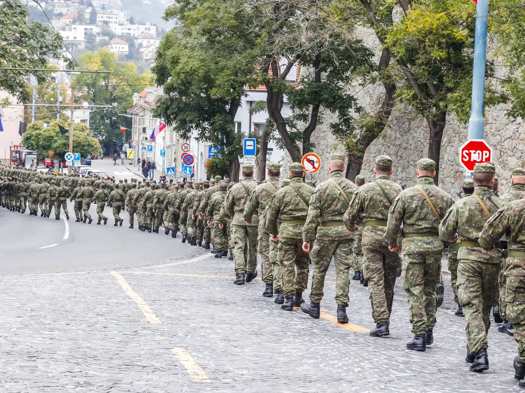 Ulice lemovali vojaci.