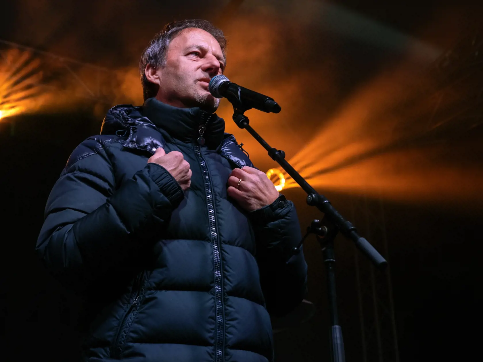 Štafetový protest za slobodnú kultúru. Slovenská kultúrna pochodeň, ktorá predtým prešla 22 slovenských miest zavítala do Bratislavy. Platforma Otvorená kultúra zorganizovala pochod od ministerstva kultúry na Námestie Slobody, kde vystúpilo viacero hudobných interpretov. Na snímke je Pavol Habera.