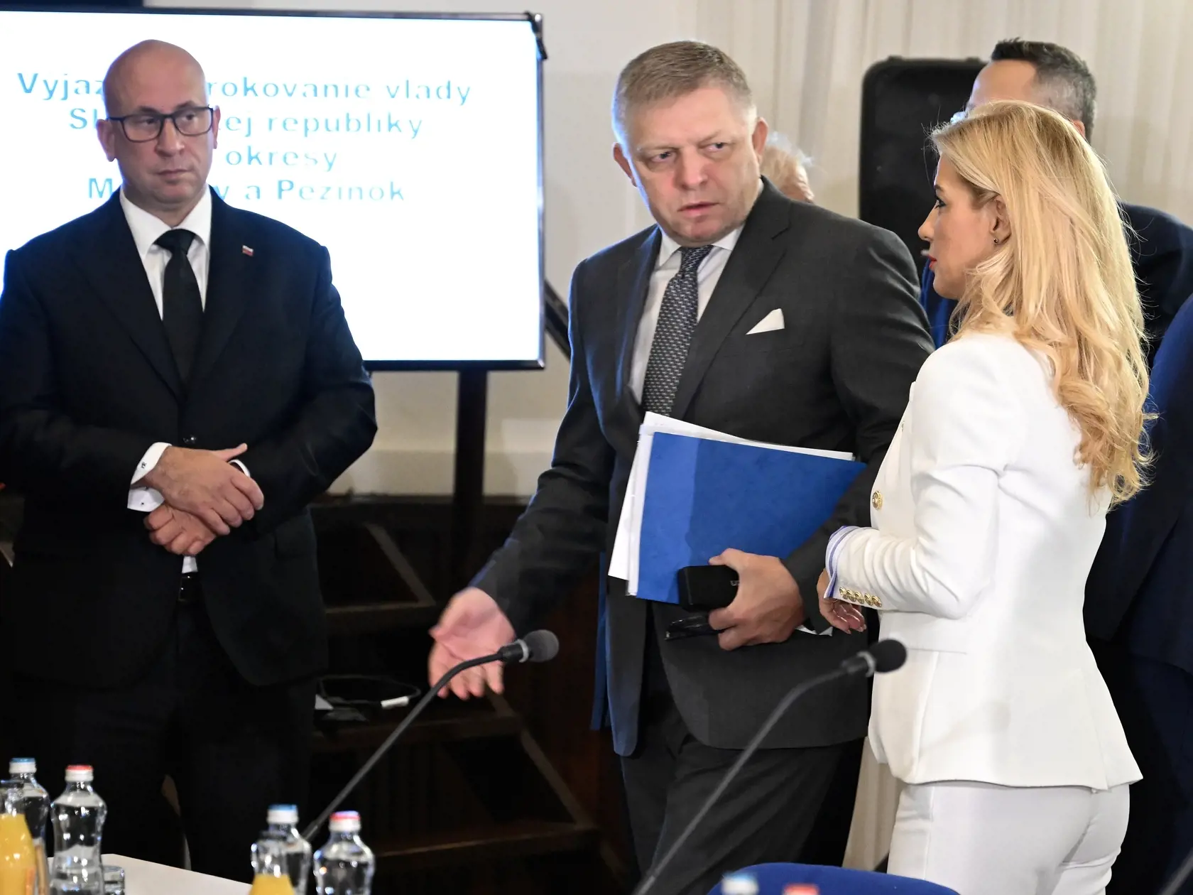 Na snímke sprava ministerka kultúry SR Martina Šimkovičová (nominantka SNS), predseda vlády SR Robert Fico (Smer-SD) a minister dopravy SR Jozef Ráž ml. (nominant Smer-SD) počas výjazdového rokovania vlády SR 9. októbra 2024 v Modre. FOTO TASR - Pavel Neubauer