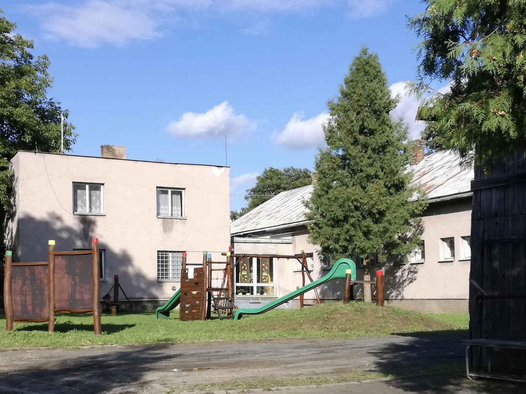 Schátraná Základná škola s materskou školou. V takomto stave ju súčasný starosta Vyšného Mirošova Michal Petraník prebral od predchádzajúcej starostky pred 12 rokmi.
