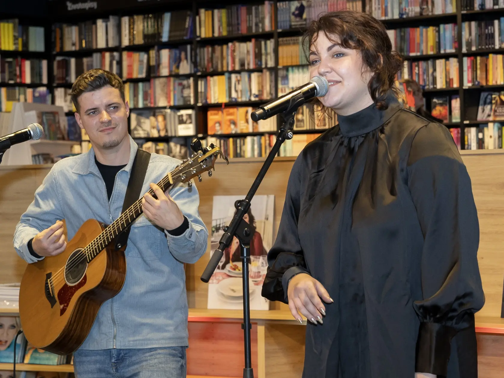Krst charitatívneho kalendára nadácie TV JOJ v kníhkupectve Panta Rhei. Na snímke je Celeste Buckingham a Matej Vávra.