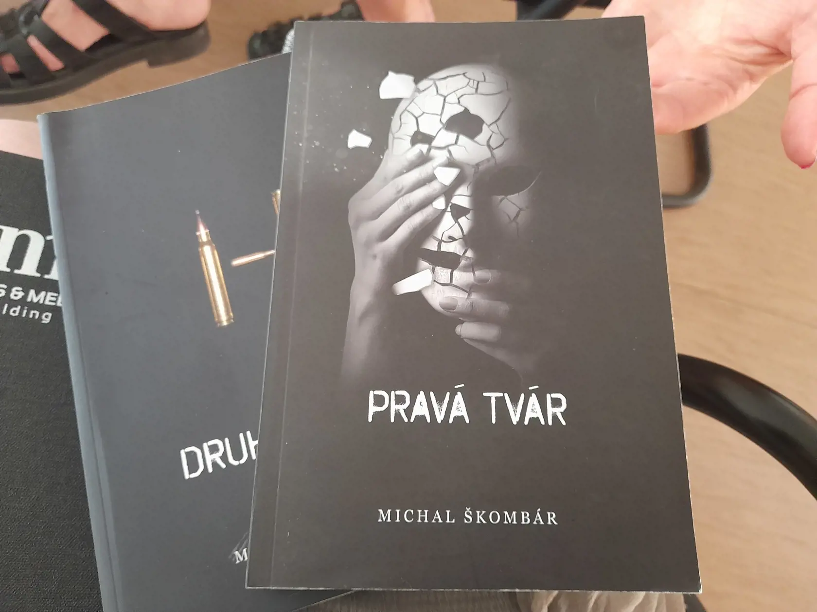 Michal Škombár píše scifi a fantasy. "Keďže sám toho veľa nemohol zažiť, je mu bližšia fantázia, ako realita," prezradila autorova mama a zároveň hovorkyňa Mária Škombárová.