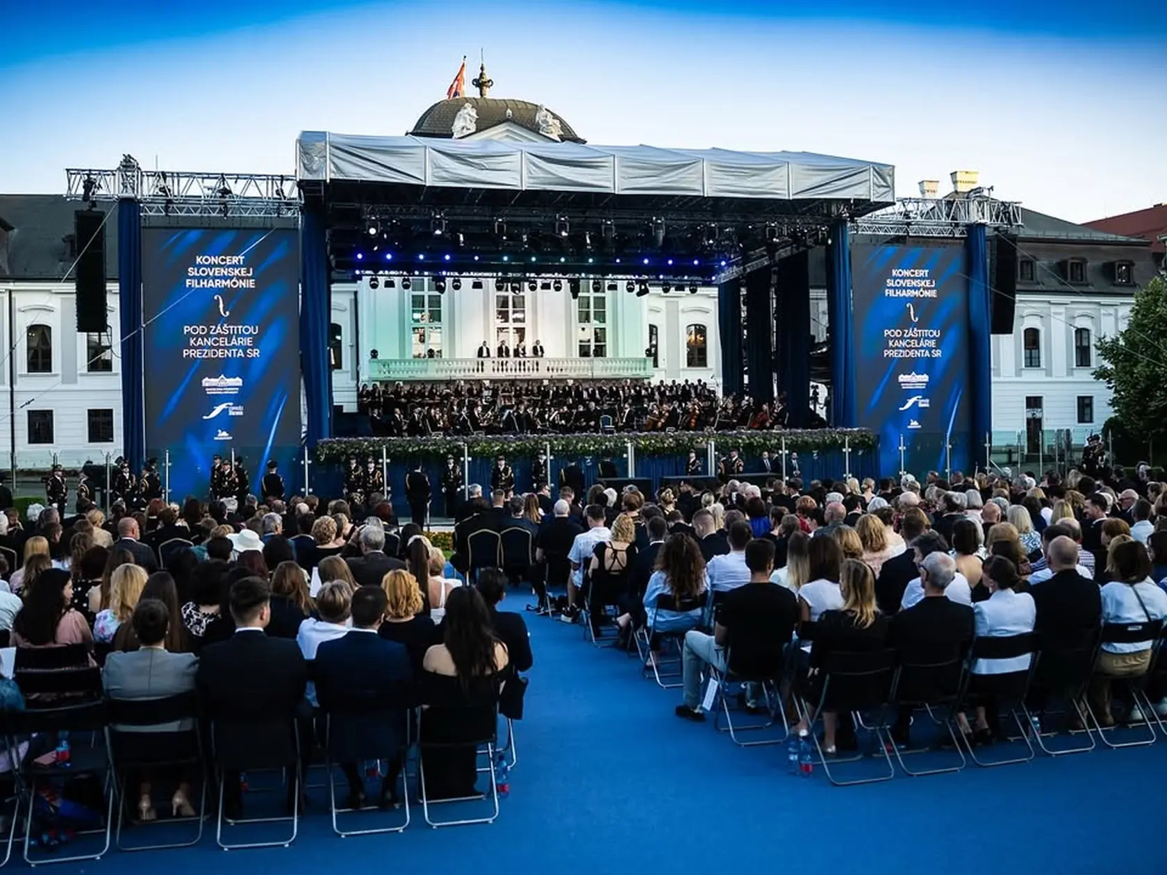 "VEČER PLNÝ EMÓCIÍ A HUDOBNÉHO ČARA V nádhernom prostredí Grasalkovičovej záhrady sa dnes uskutočnil výnimočný koncert Slovenskej filharmónie. Tento nezabudnuteľný zážitok bol harmonickým spojením krásy hudby, hrdosti na našu krajinu a silného posolstva, ktoré umenie dokáže vyslať – k národnej identite aj priamo k srdcu každého z nás. Ďakujem pánovi prezidentovi Petrovi Pellegrinimu za pozvanie a umelcom zo Slovenskej filharmónie za večer, ktorý ostane v pamäti ešte dlho," napísala ministerka hospodárstva Denisa Saková. 