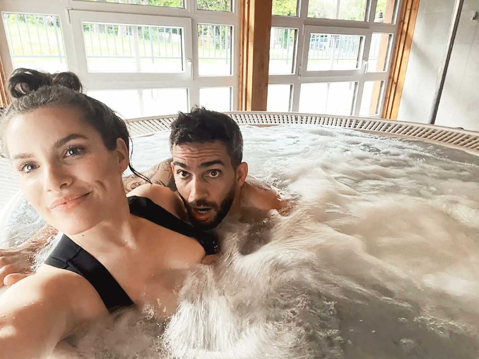 Užíva si aj to. Napriek jeho hendikepu si vyrazia do wellness aj na exotické dovolenky.