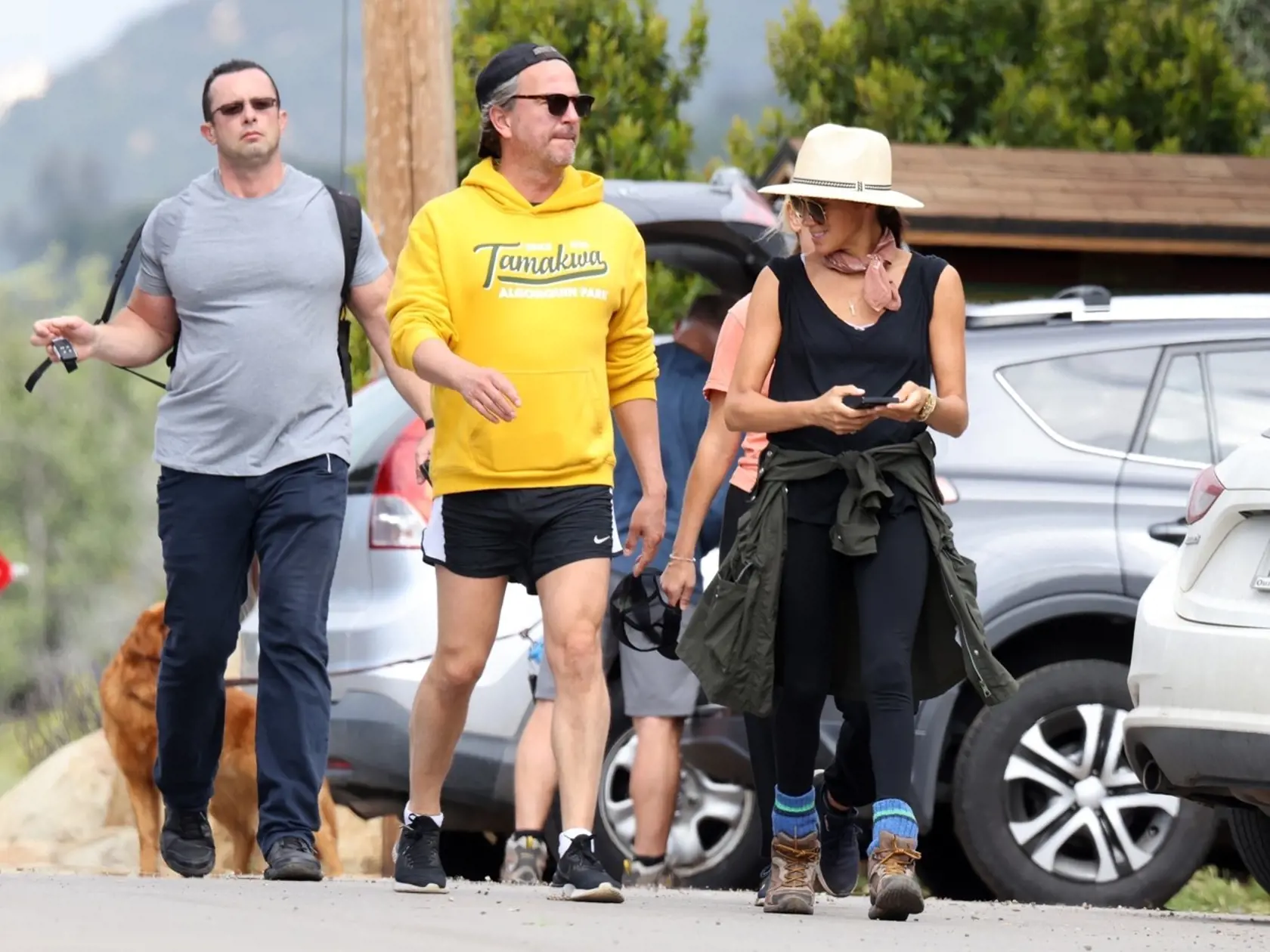 Vojvodkyňa zo Sussexu Meghan Markle sa v nedeľu v Santa Barbare pripojila k svojim priateľom Markusovi Andersonovi a Heather Dorak. Spoločne si vyrazili na prechádzku na čerstvom vzduchu po tom, čo v sobotu oslávili Archieho narodeniny.