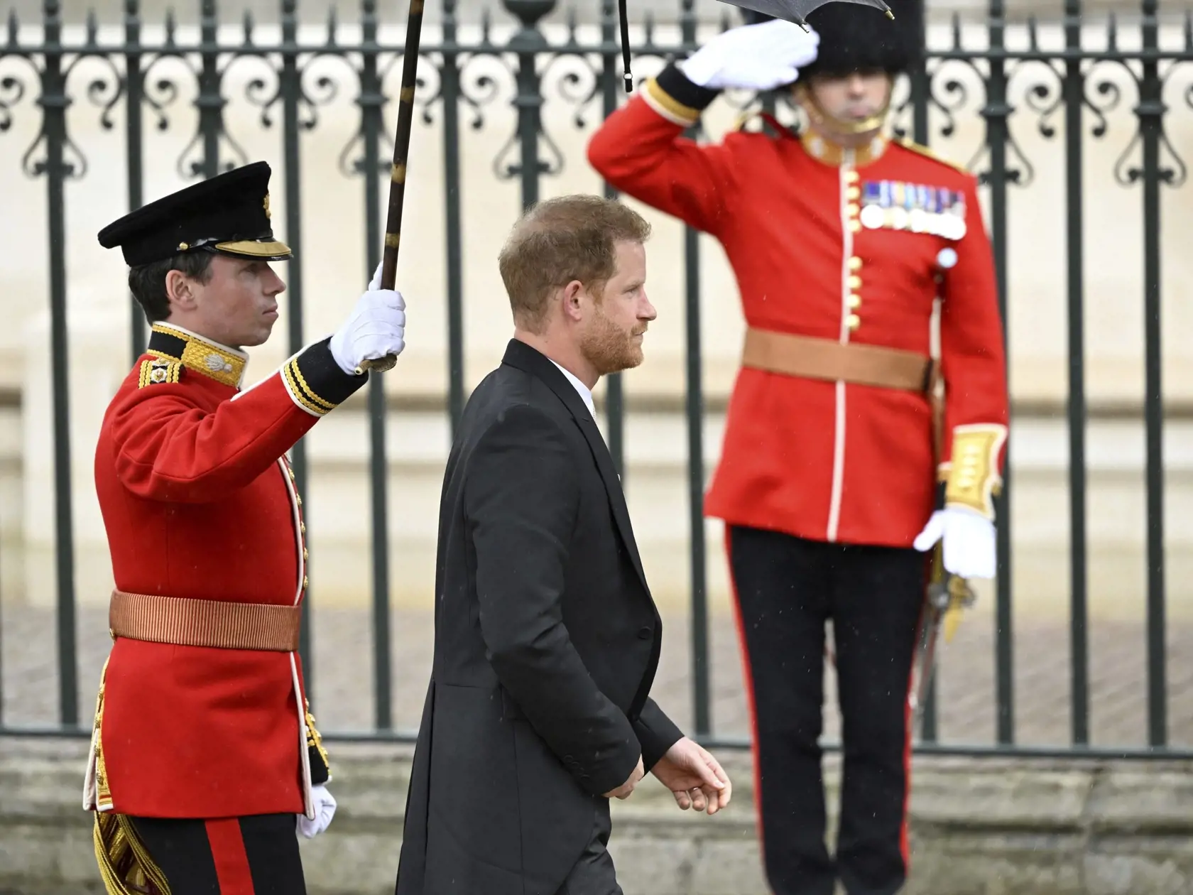 Princ Harry prichádza do Westministerského opátstva na korunováciu svojho otca.