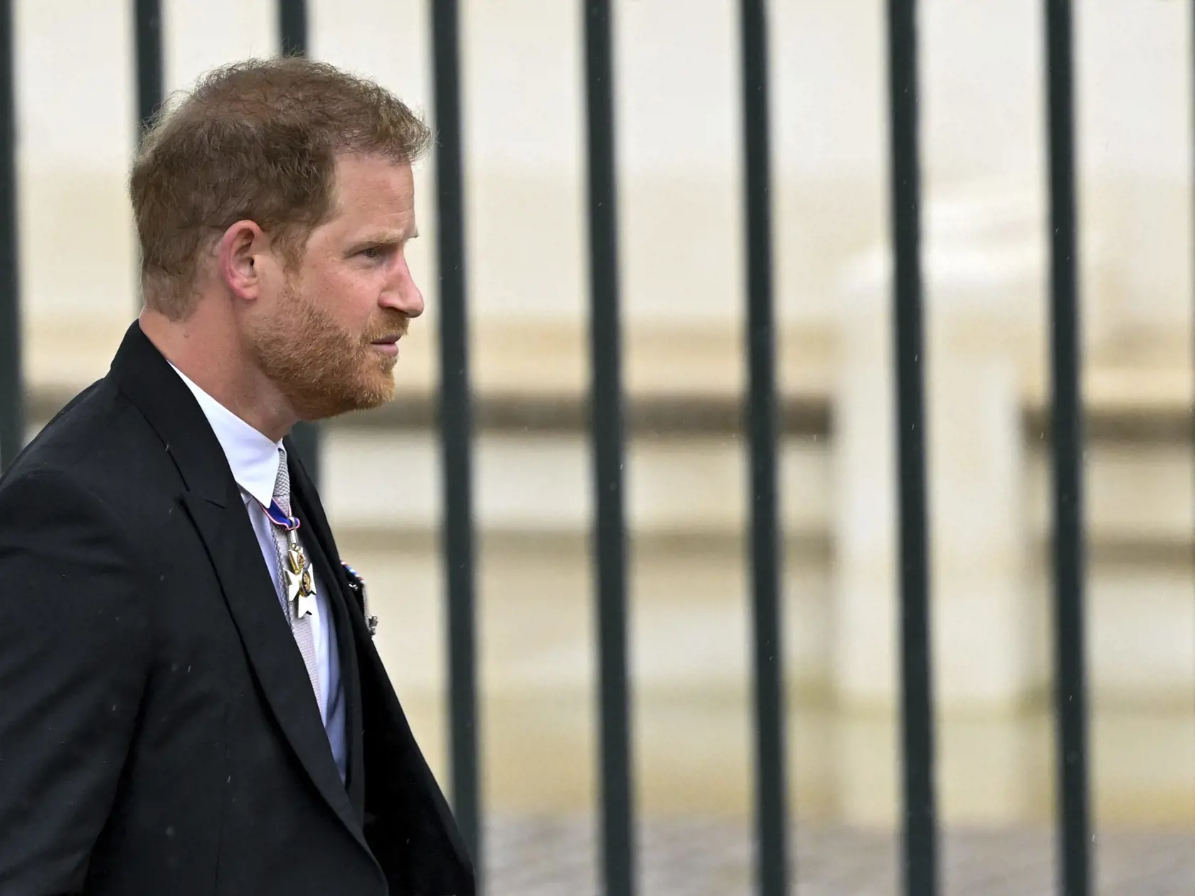Princ Harry prichádza do Westministerského opátstva na korunováciu svojho otca.