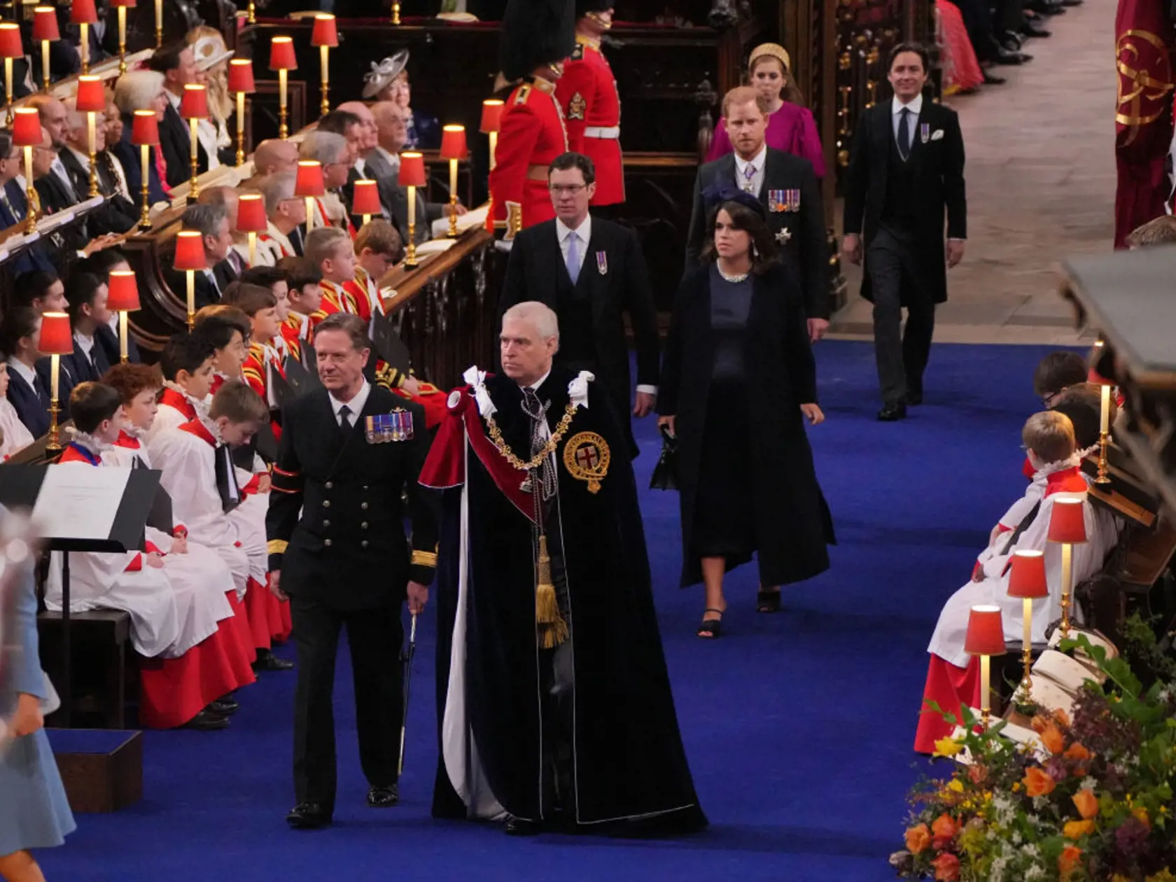 Princ Harry medzi sesternicami, princeznami Eugenie a Beatrice a ich manželmi.