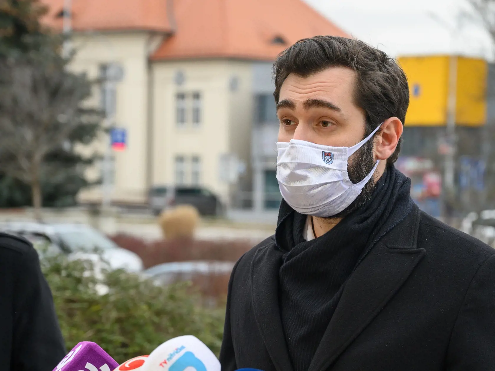 Testovanie na ochorenie COVID-19 by sa malo stať bežnou súčasťou nášho života na nasledujúce mesiace až roky. Myslí si to riaditeľ Fakultnej nemocnice Nitra Milan Dubaj. Podľa jeho slov by mal preto štát vypracovať ucelený systém trvalo udržateľného testovania. V Nitre prebehlo počas uplynulého víkendu už tretie kolo testovania. Zúčastnilo sa na ňom vyše 42.000 ľudí, z ktorých bolo pozitívnych 324, čo je 0,77 percenta. Zlepšenie situácie sa však podľa primátora Mareka Hattasa reálne prejaví o de